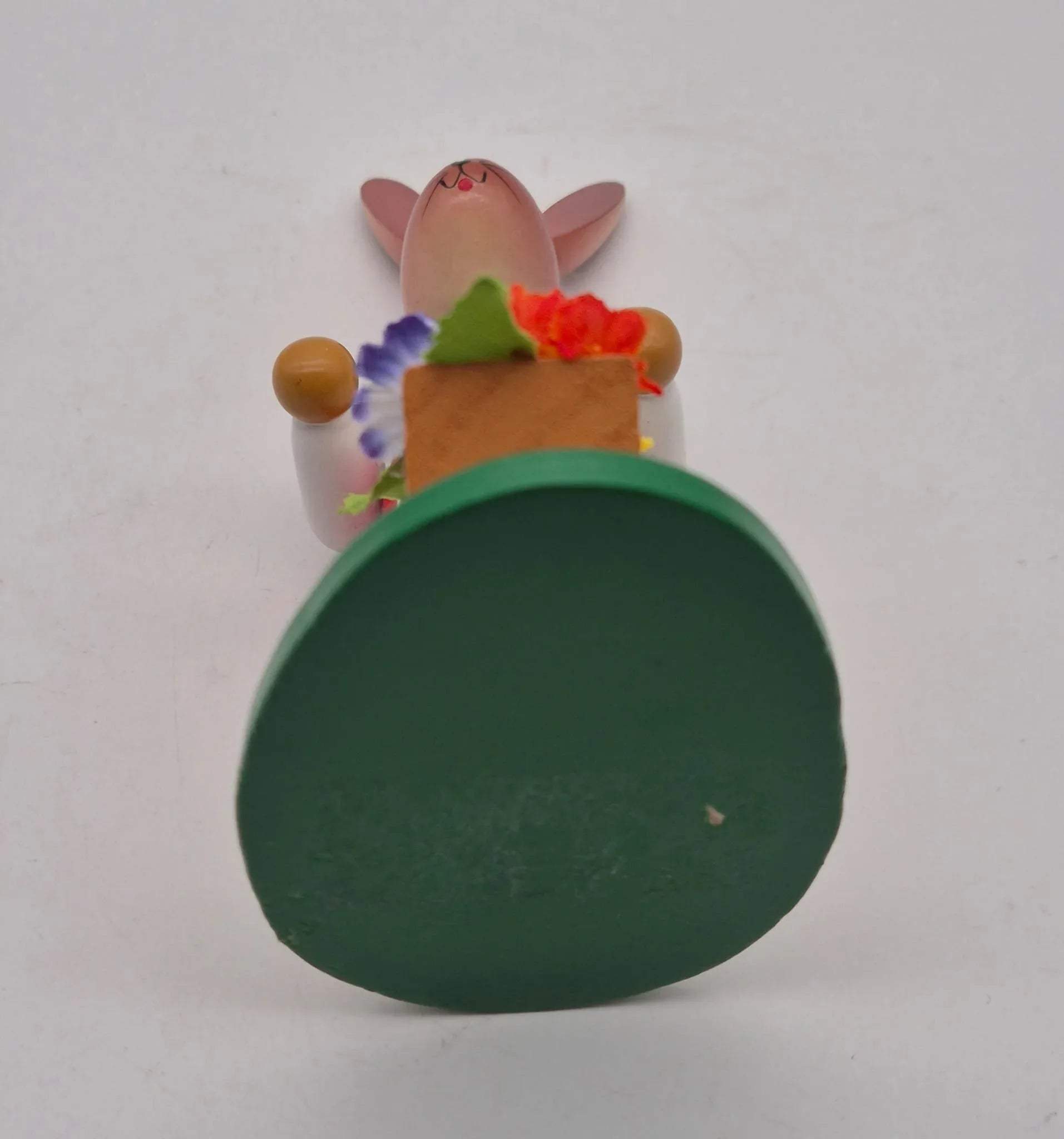 Osterhase Holzfigur mit Blumenkorb – handbemalt