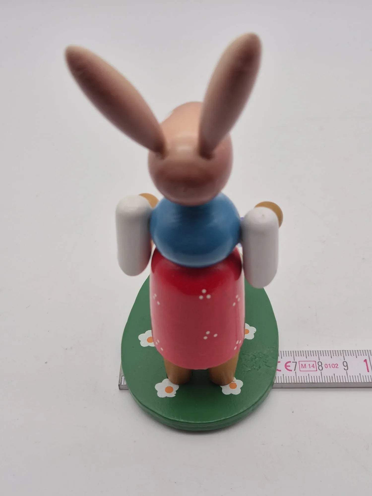Osterhase Holzfigur mit Blumenkorb – handbemalt