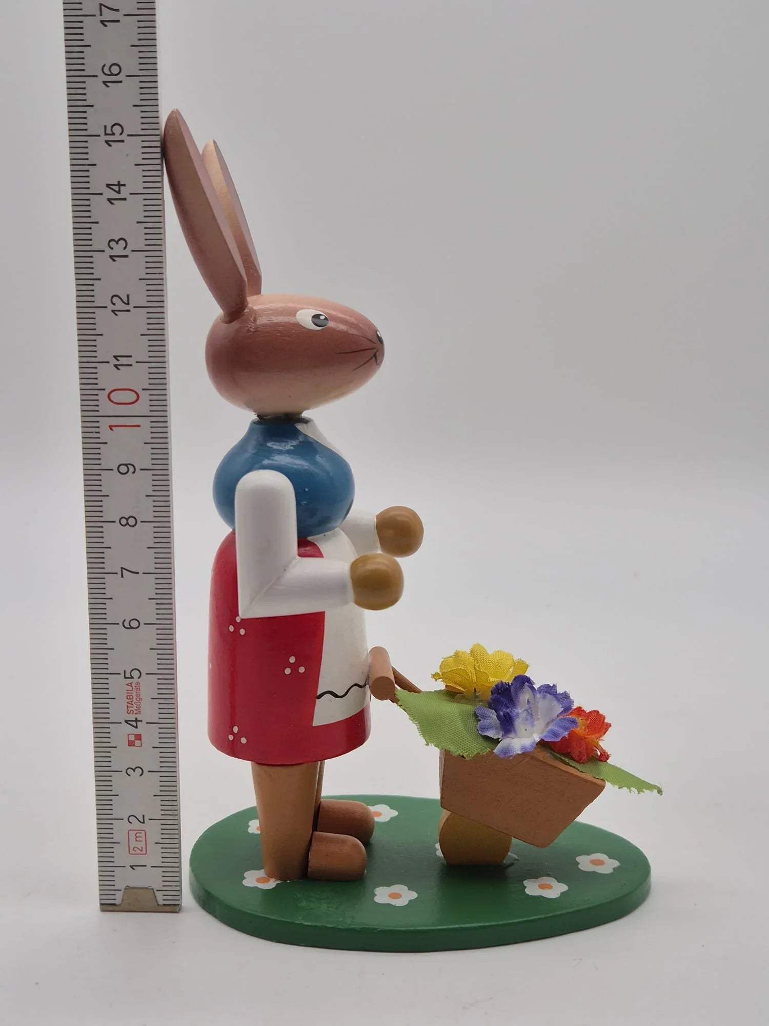 Osterhase Holzfigur mit Blumenkorb – handbemalt