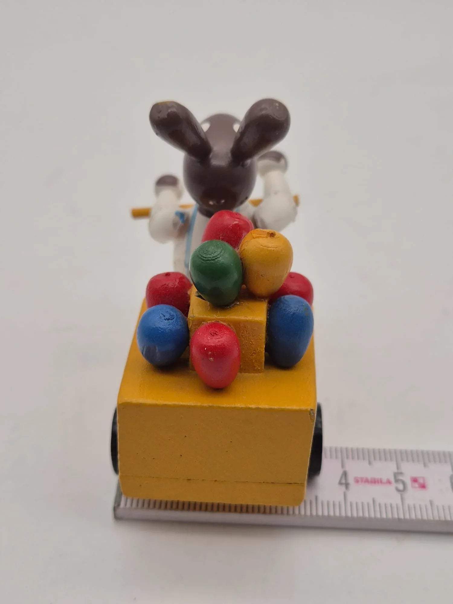 Alter Osterhase auf Motorroller mit Eierwagen Holzfigur
