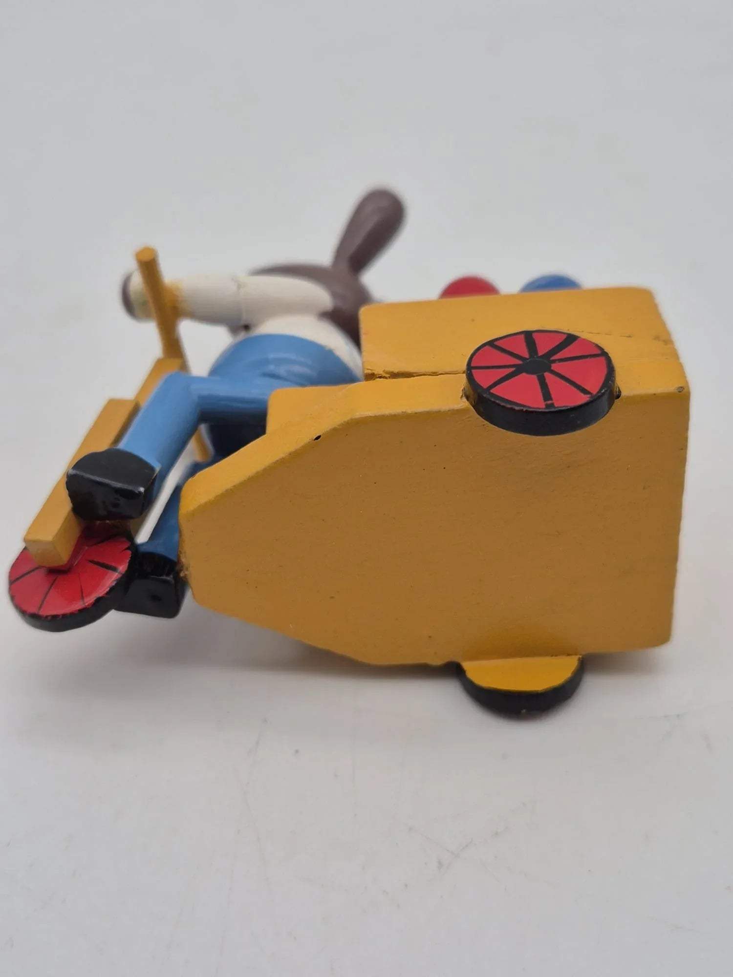 Alter Osterhase auf Motorroller mit Eierwagen Holzfigur