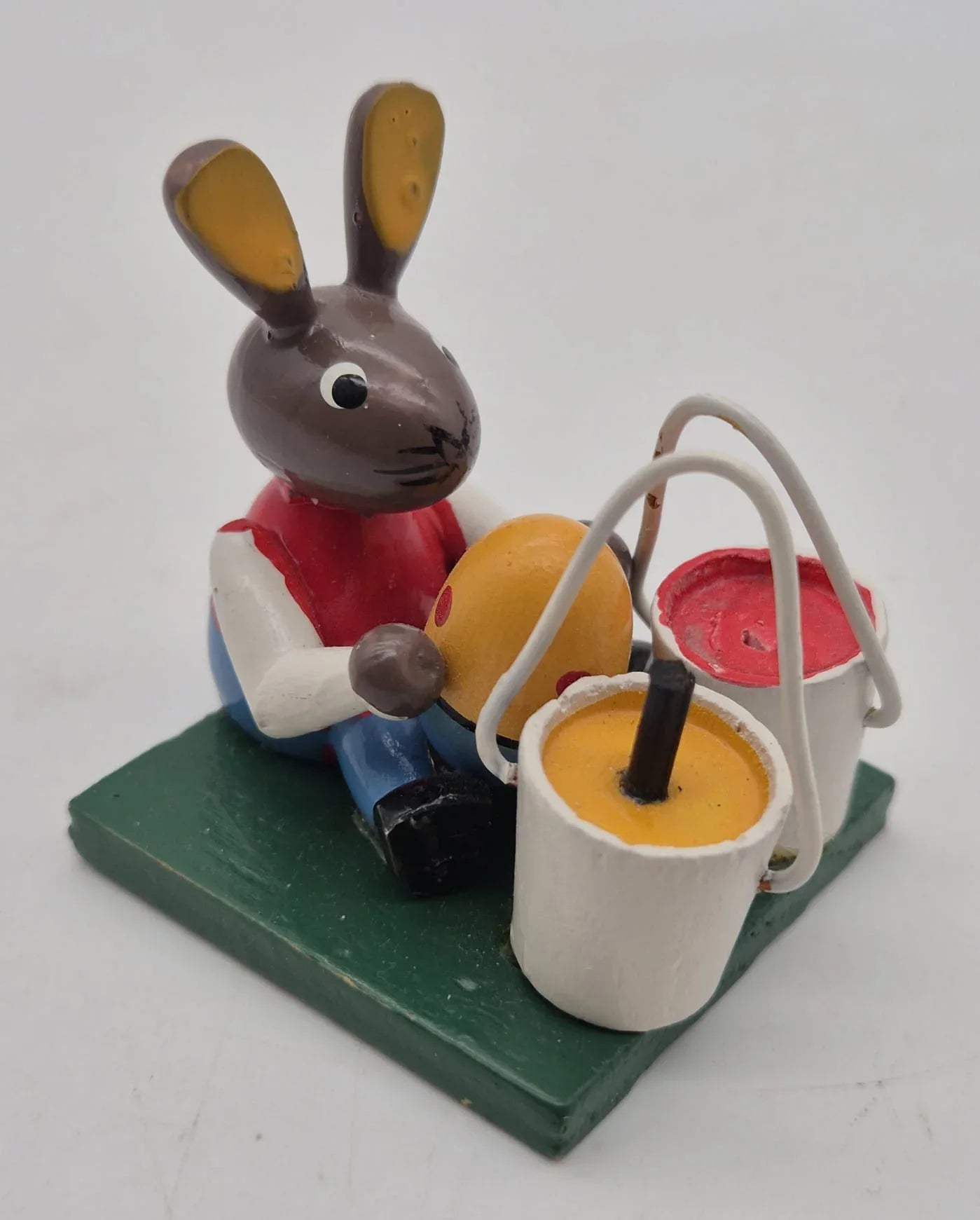 Osterhase beim Eierfärben mit Farbeimern Holzfigur