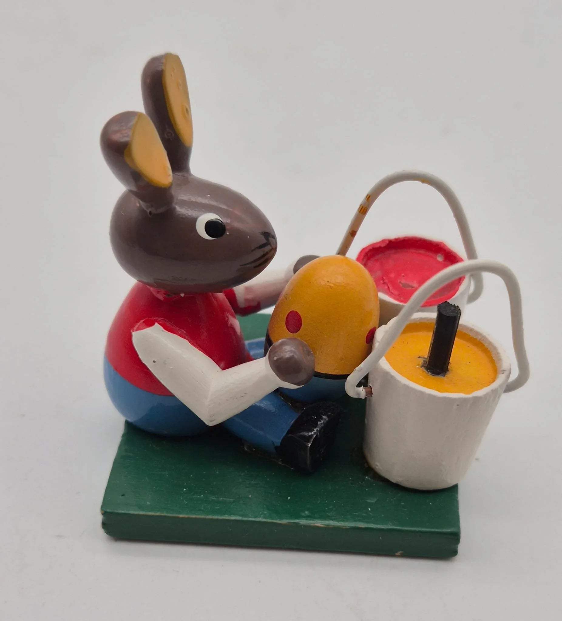 Osterhase beim Eierfärben mit Farbeimern Holzfigur