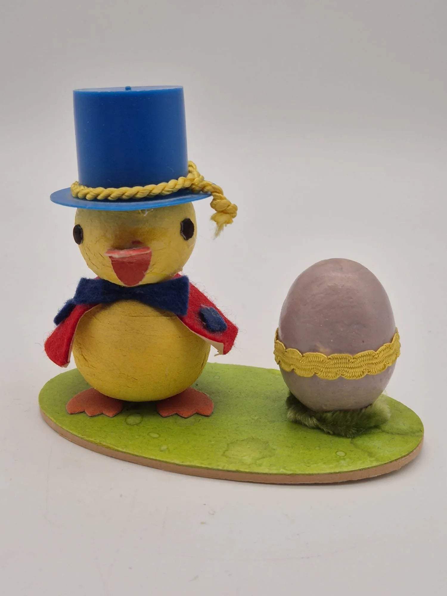 Alter Osterschmuck Küken mit Zylinder und Ei auf Holzsockel Sebnitz