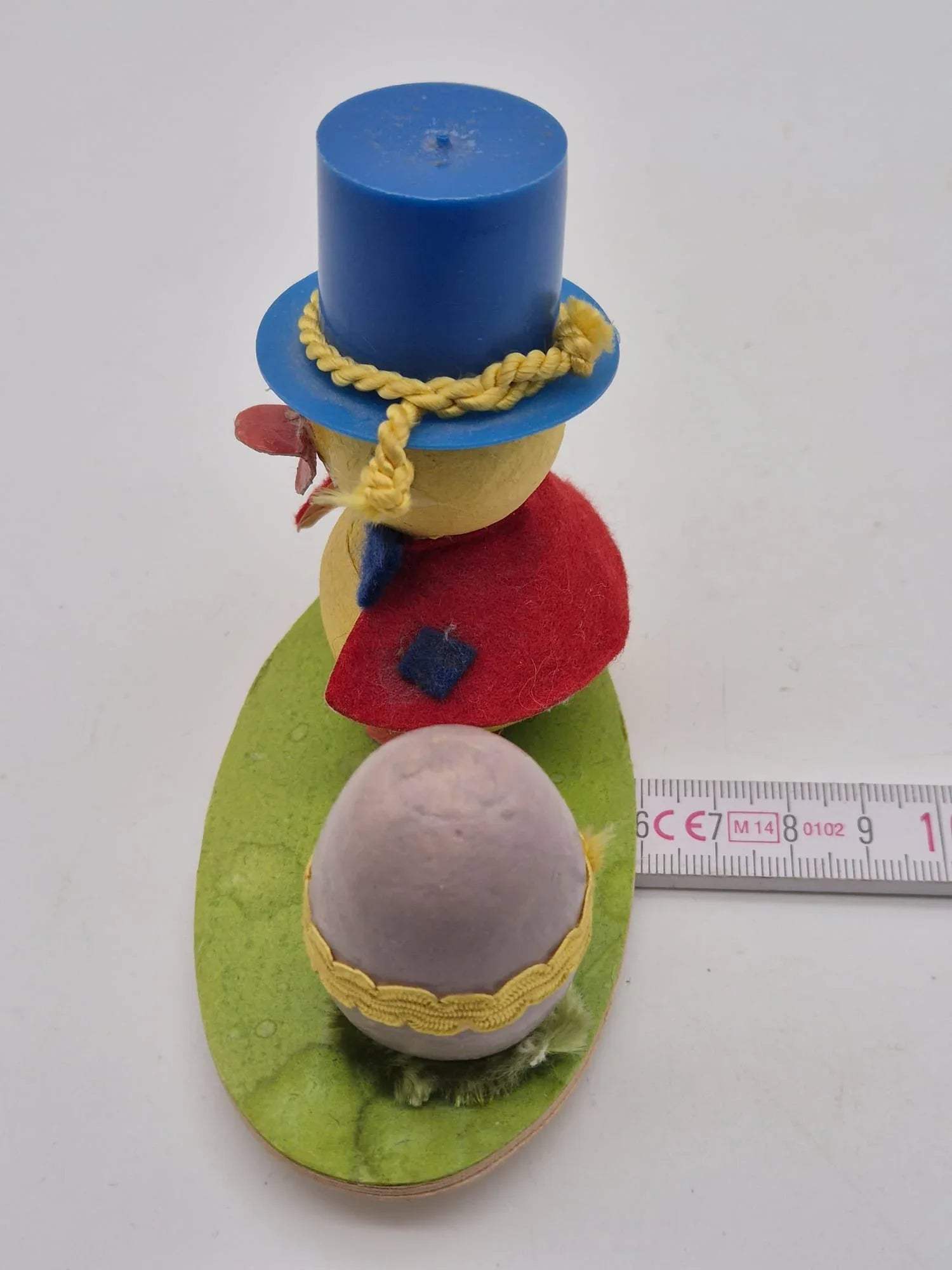 Alter Osterschmuck Küken mit Zylinder und Ei auf Holzsockel Sebnitz