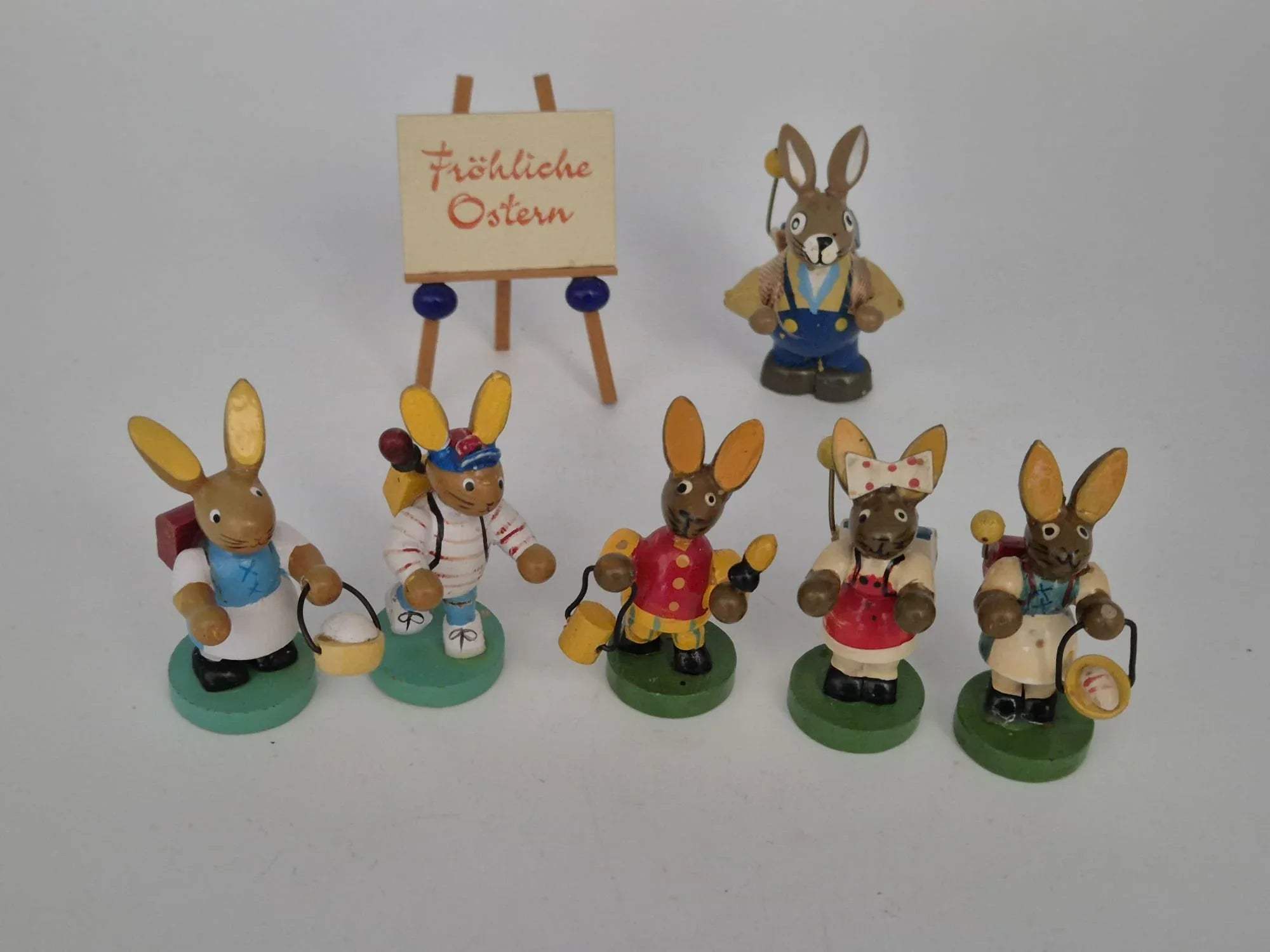 Osterhasen Figuren-Set mit Staffelei „Fröhliche Ostern“ Konvolut (u. a. Otto Mertens)