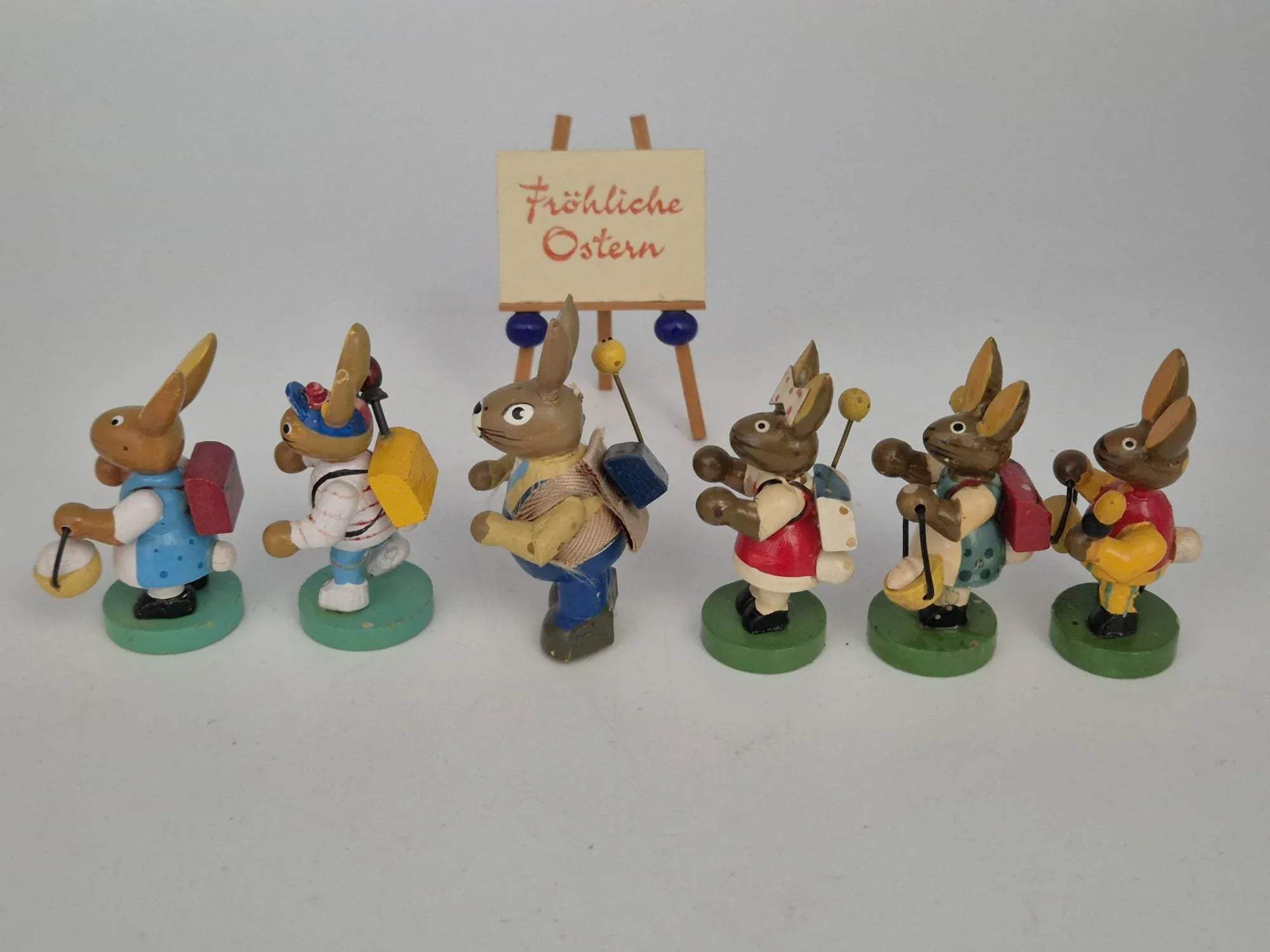 Osterhasen Figuren-Set mit Staffelei „Fröhliche Ostern“ Konvolut (u. a. Otto Mertens)