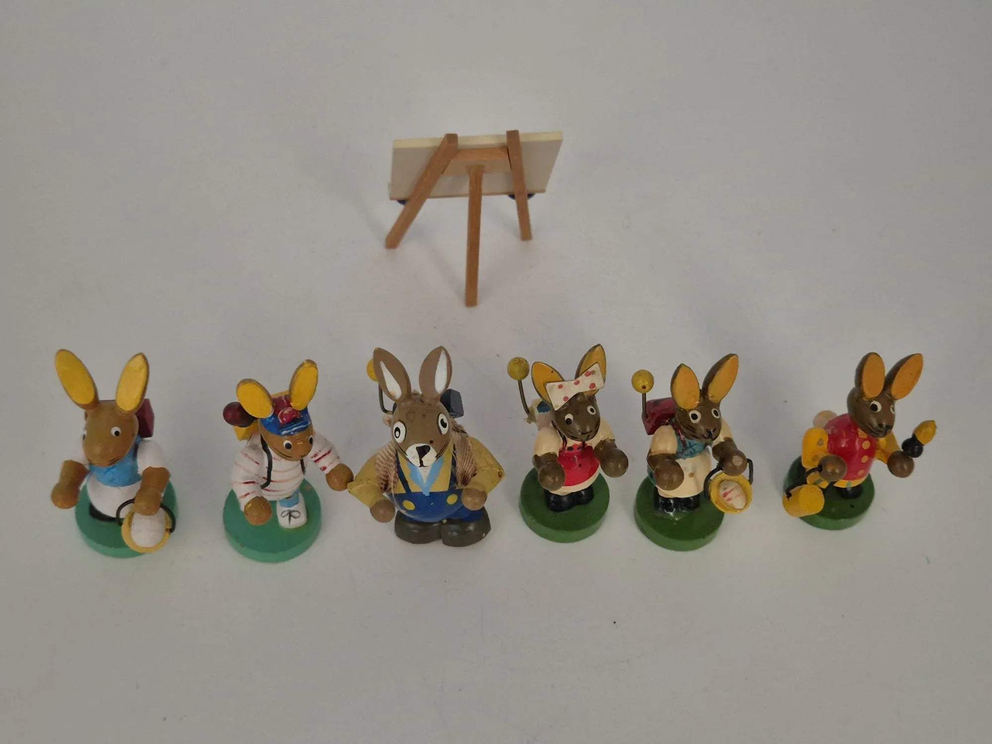 Osterhasen Figuren-Set mit Staffelei „Fröhliche Ostern“ Konvolut (u. a. Otto Mertens)
