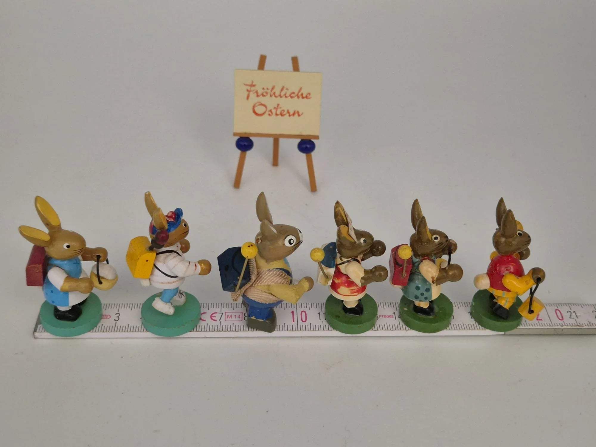 Osterhasen Figuren-Set mit Staffelei „Fröhliche Ostern“ Konvolut (u. a. Otto Mertens)