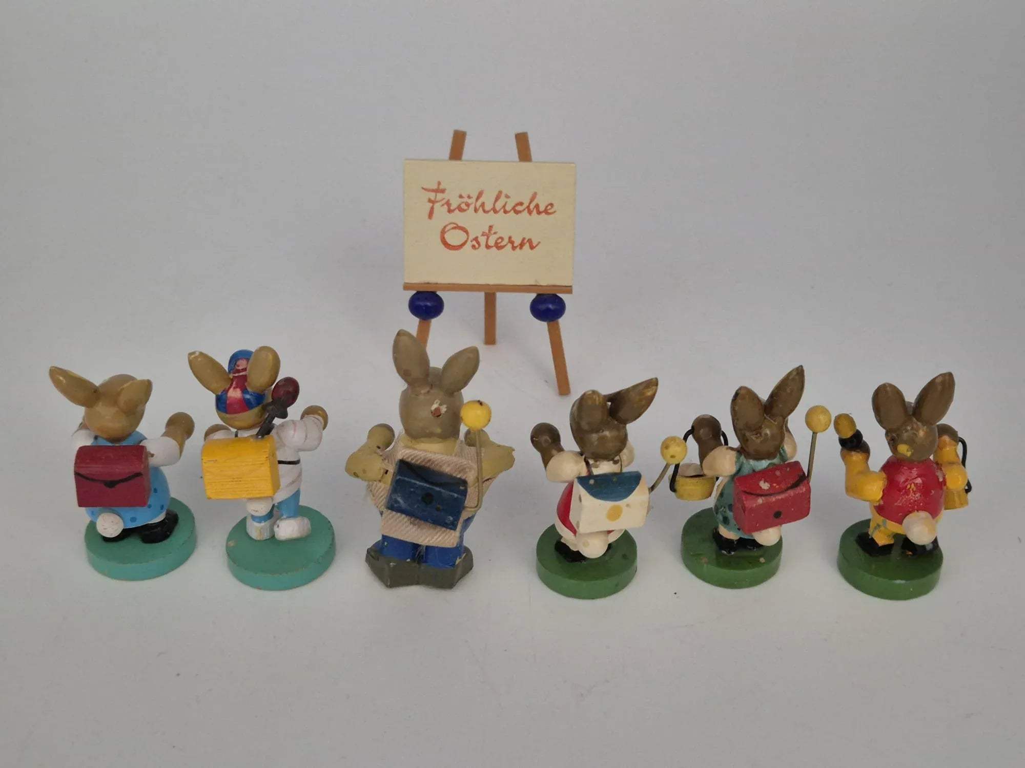 Osterhasen Figuren-Set mit Staffelei „Fröhliche Ostern“ Konvolut (u. a. Otto Mertens)