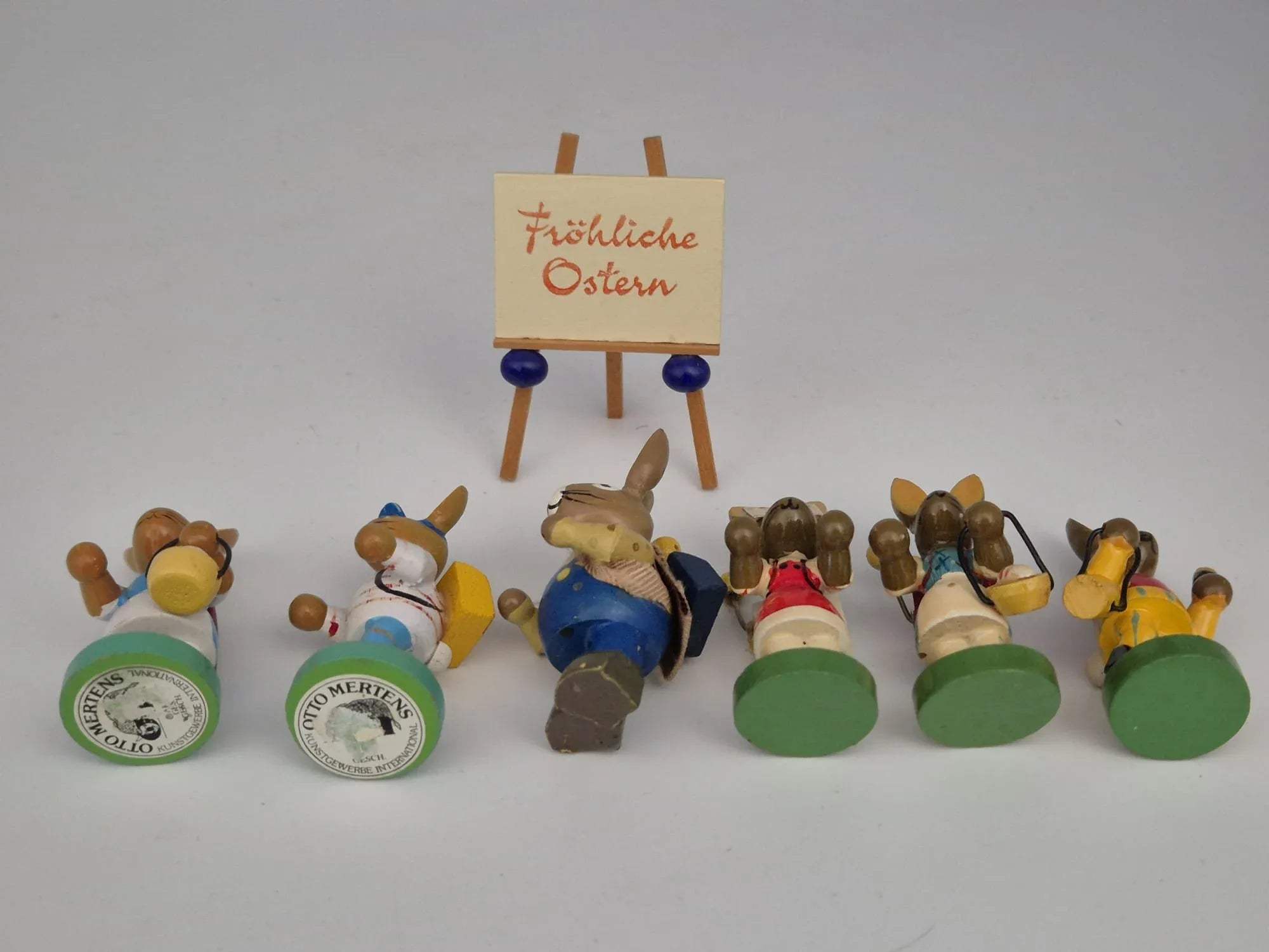 Osterhasen Figuren-Set mit Staffelei „Fröhliche Ostern“ Konvolut (u. a. Otto Mertens)