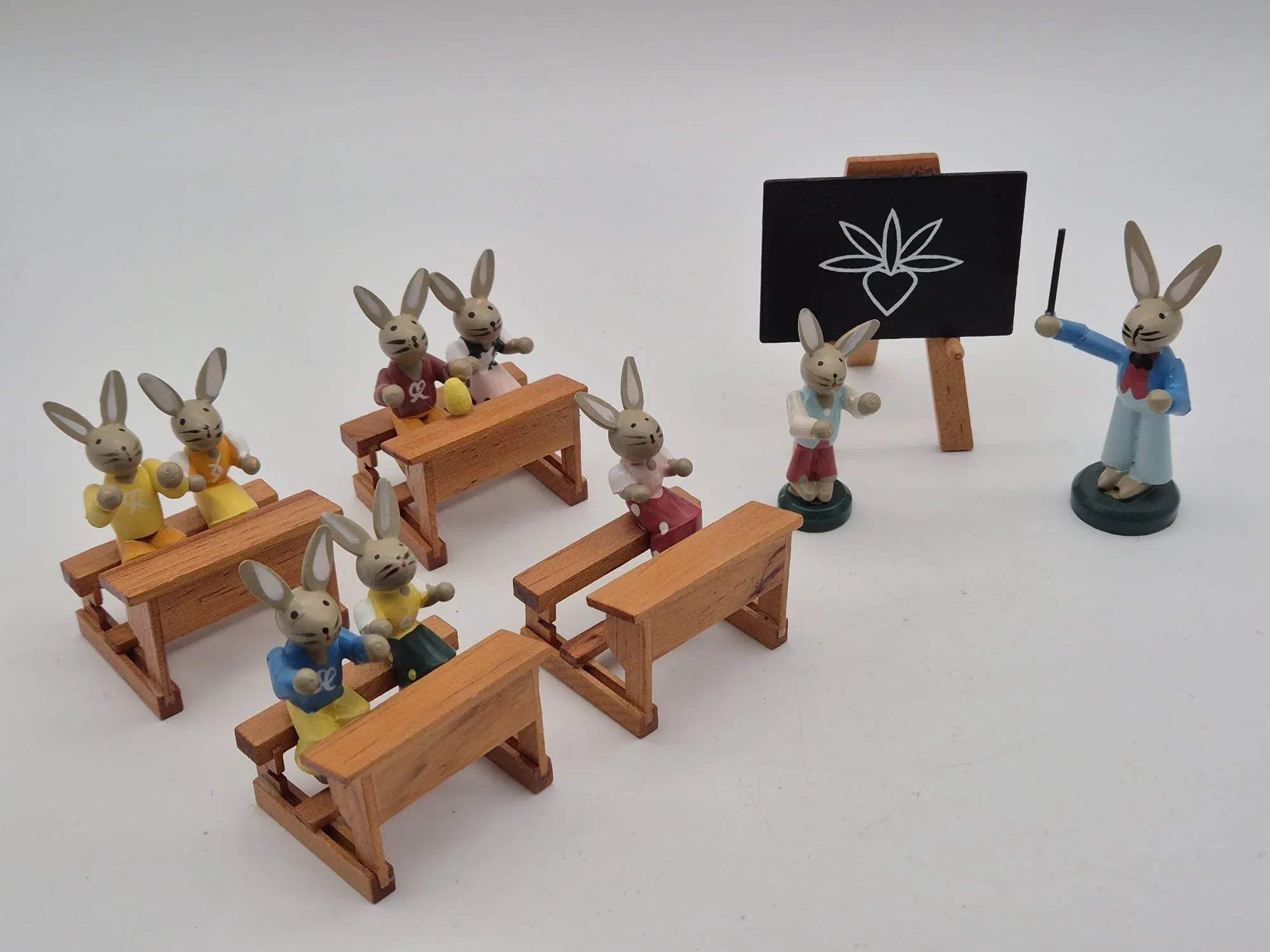 Hasenschule – Osterhasen im Klassenzimmer mit Lehrer und Tafel
