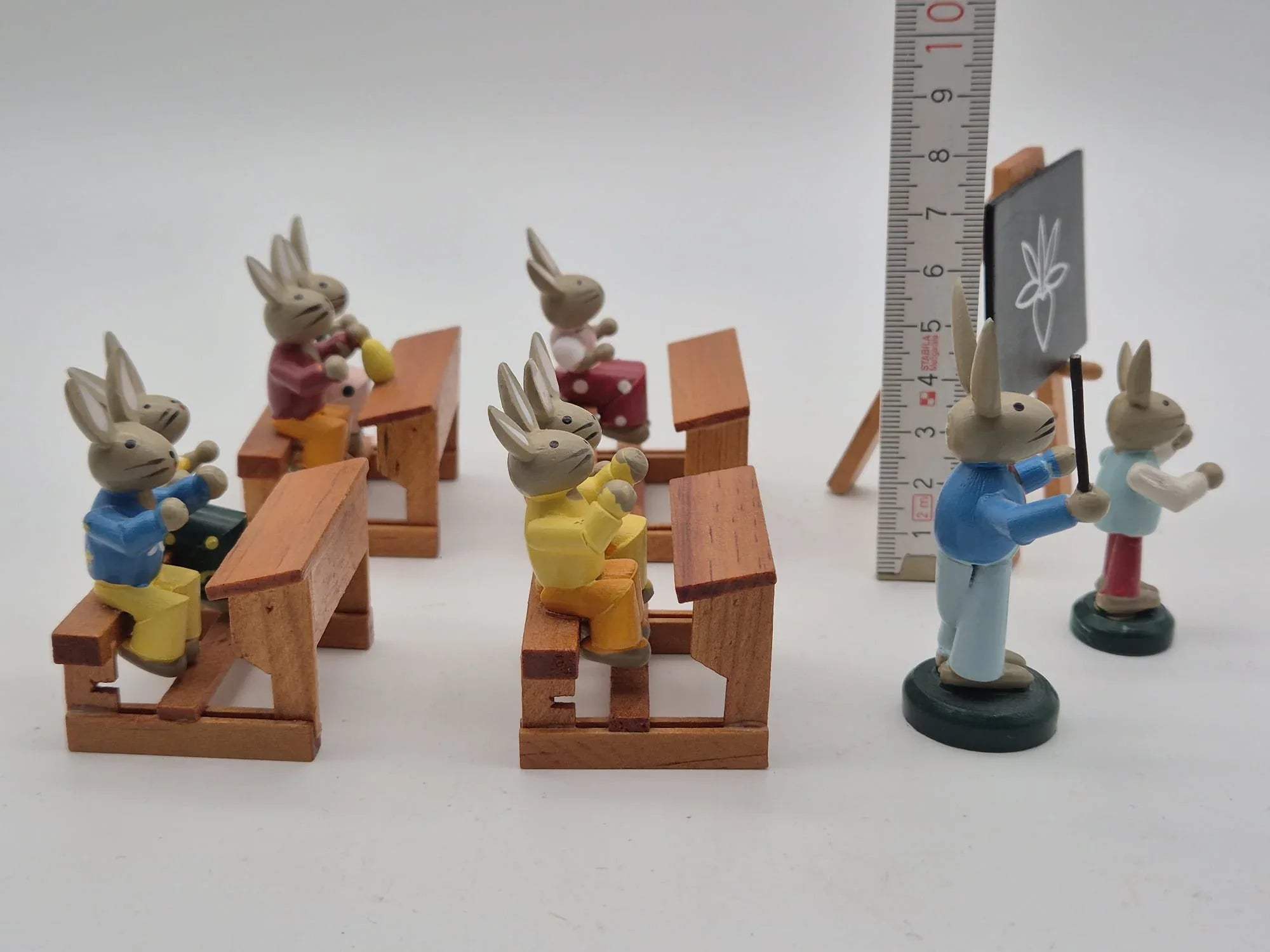 Hasenschule – Osterhasen im Klassenzimmer mit Lehrer und Tafel