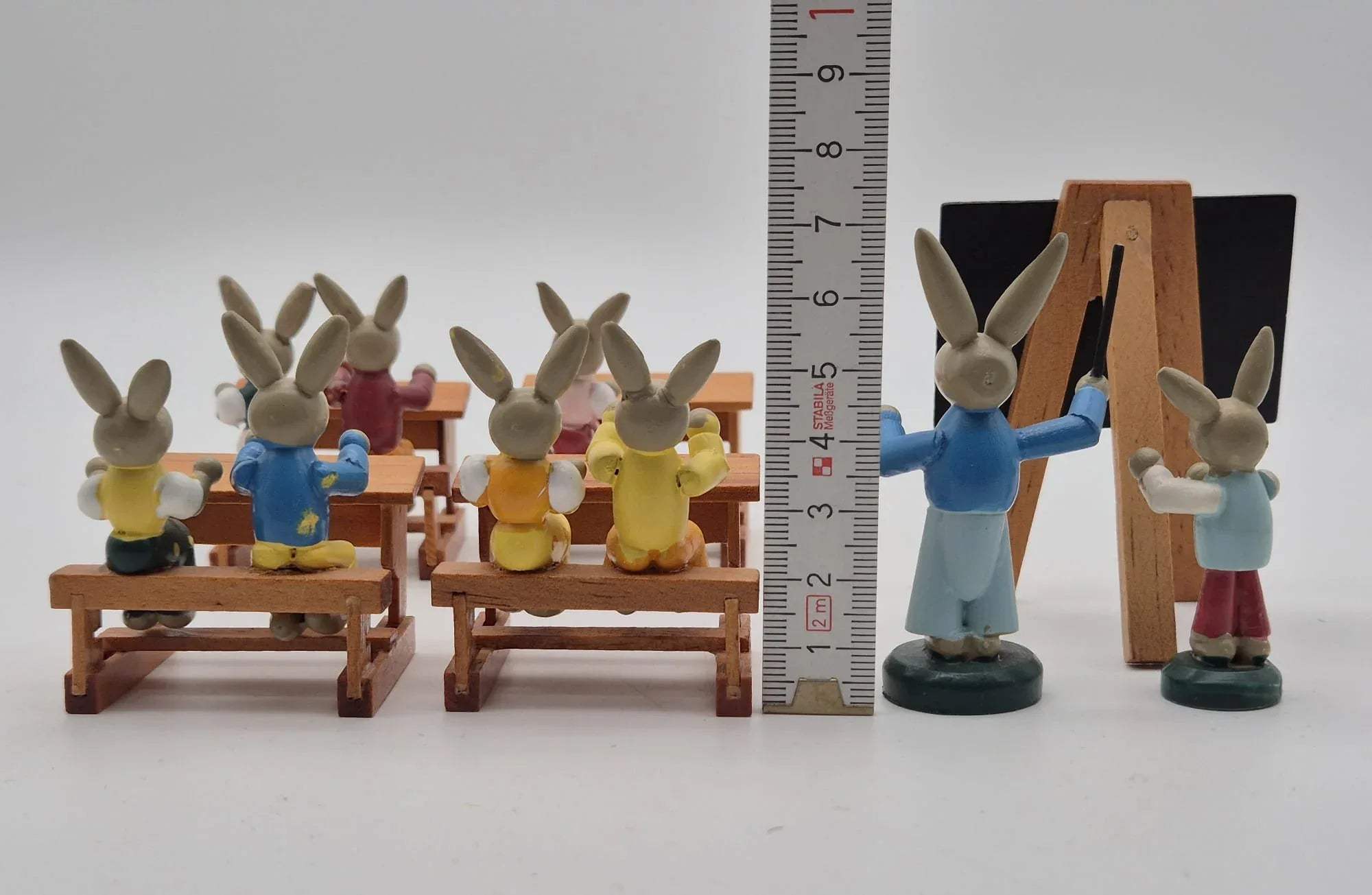 Hasenschule – Osterhasen im Klassenzimmer mit Lehrer und Tafel