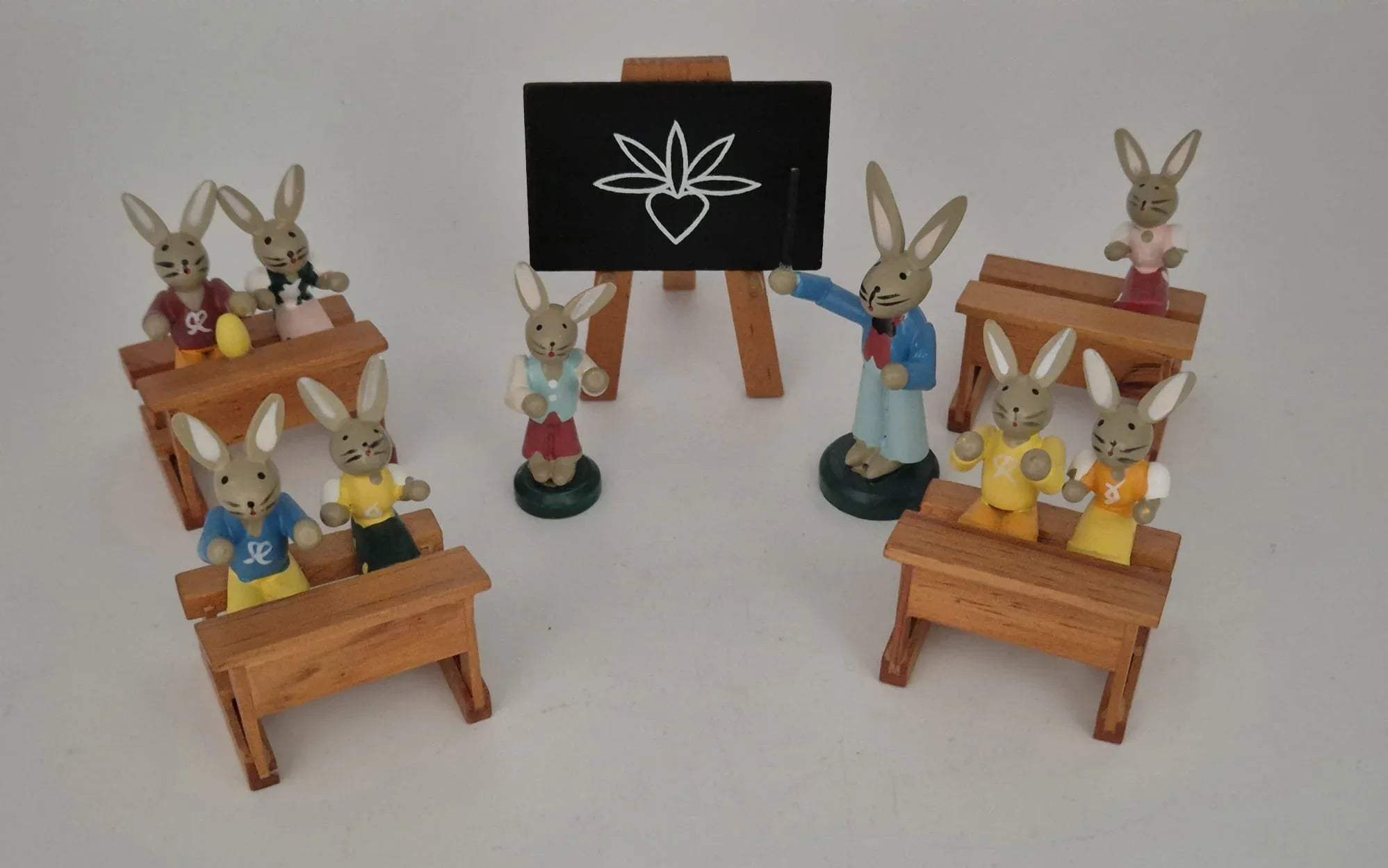 Hasenschule – Osterhasen im Klassenzimmer mit Lehrer und Tafel