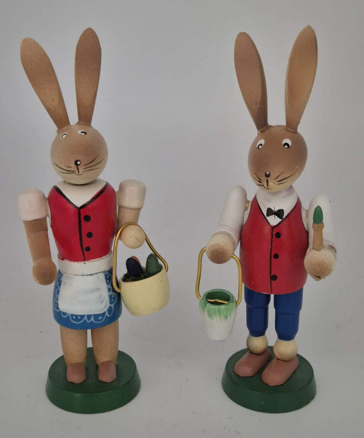 2 Osterhasen Figuren mit Eimer und Korb – Holz Osterdekoration
