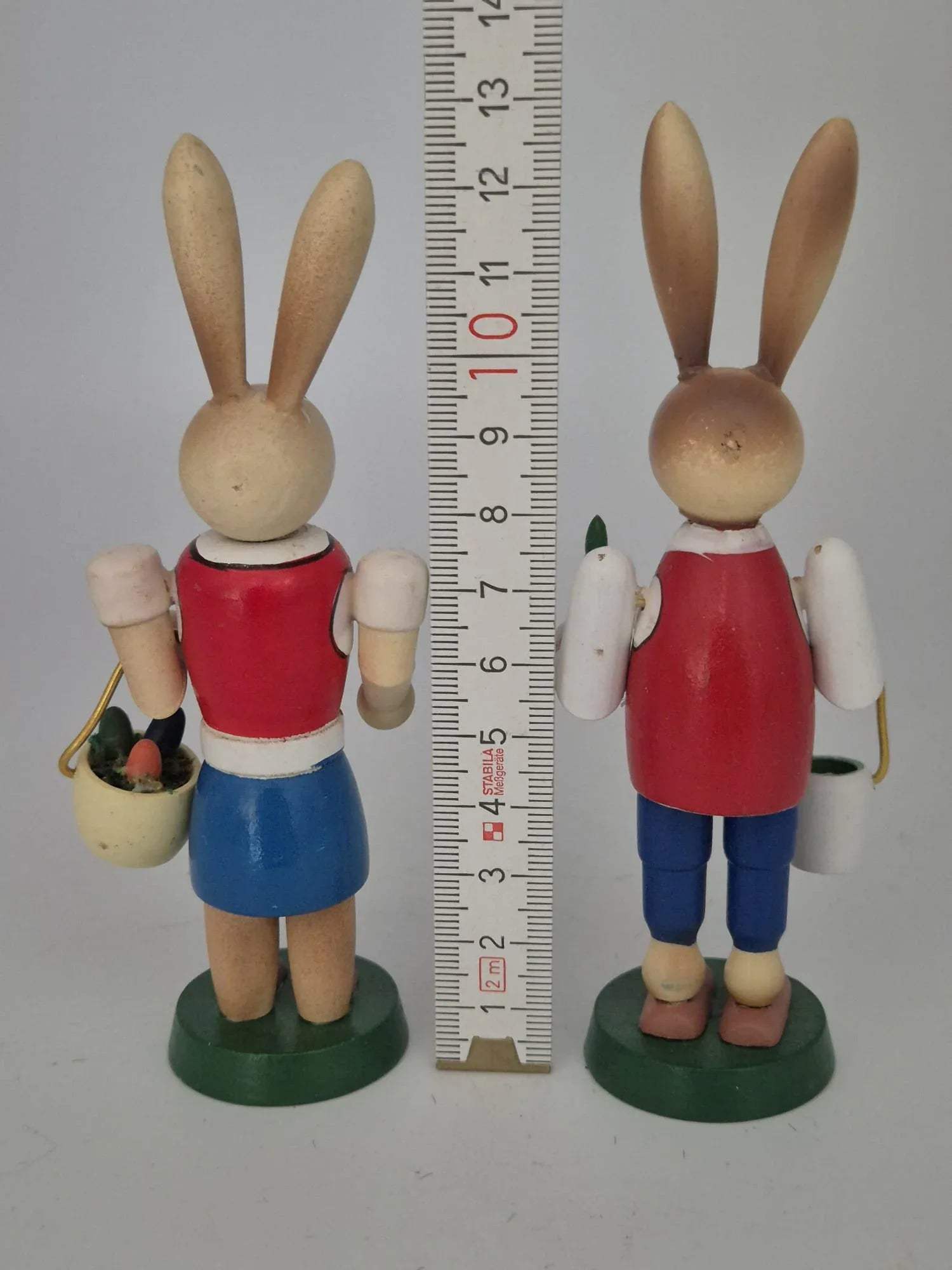 2 Osterhasen Figuren mit Eimer und Korb – Holz Osterdekoration