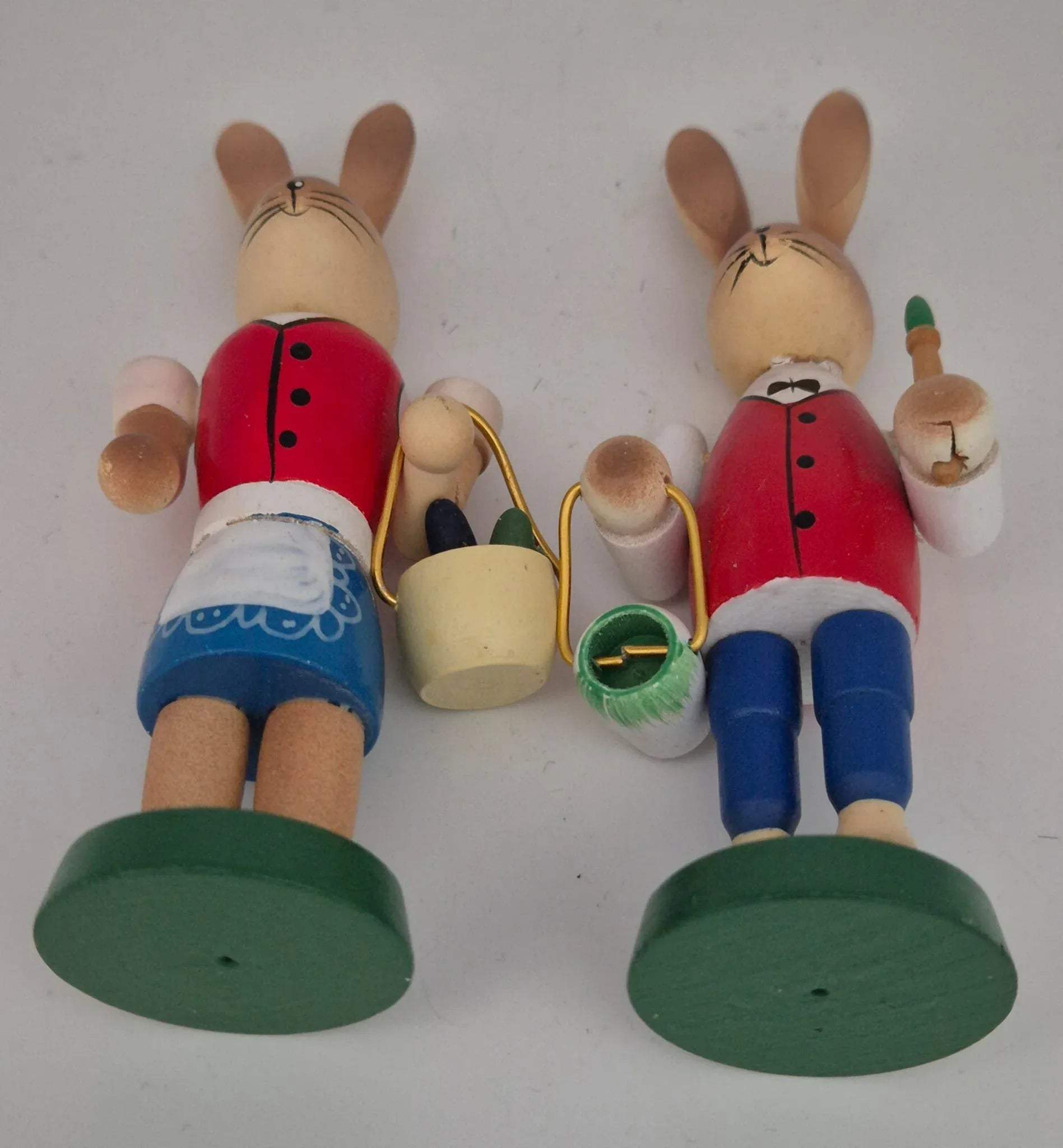 2 Osterhasen Figuren mit Eimer und Korb – Holz Osterdekoration