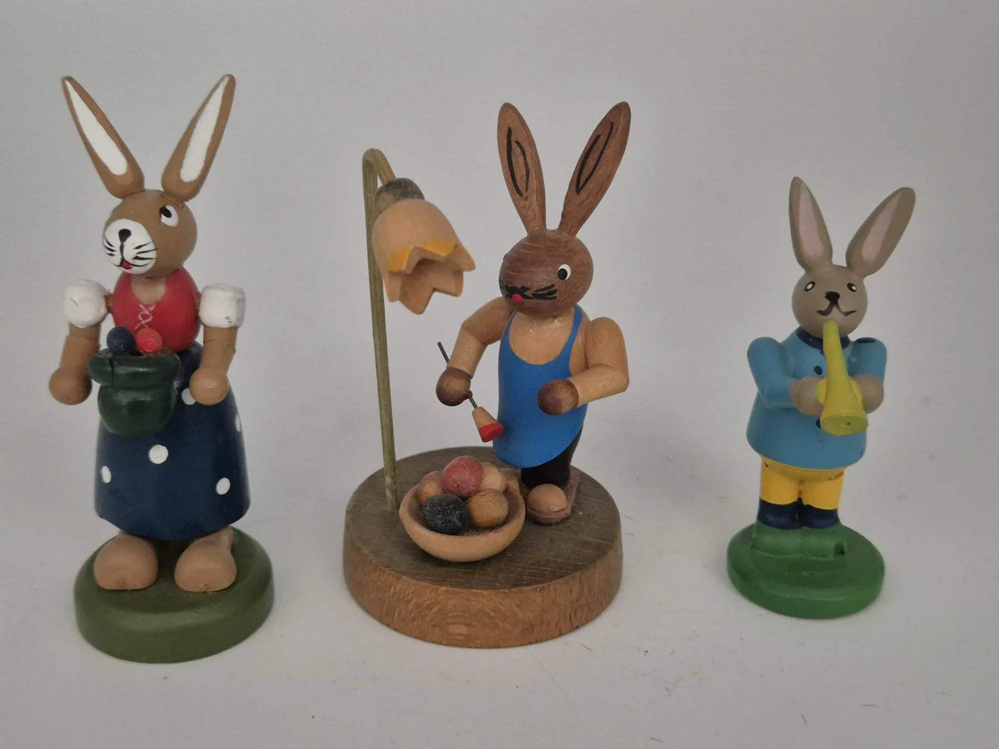 3 Holz Osterhasen Figuren – Konvolut