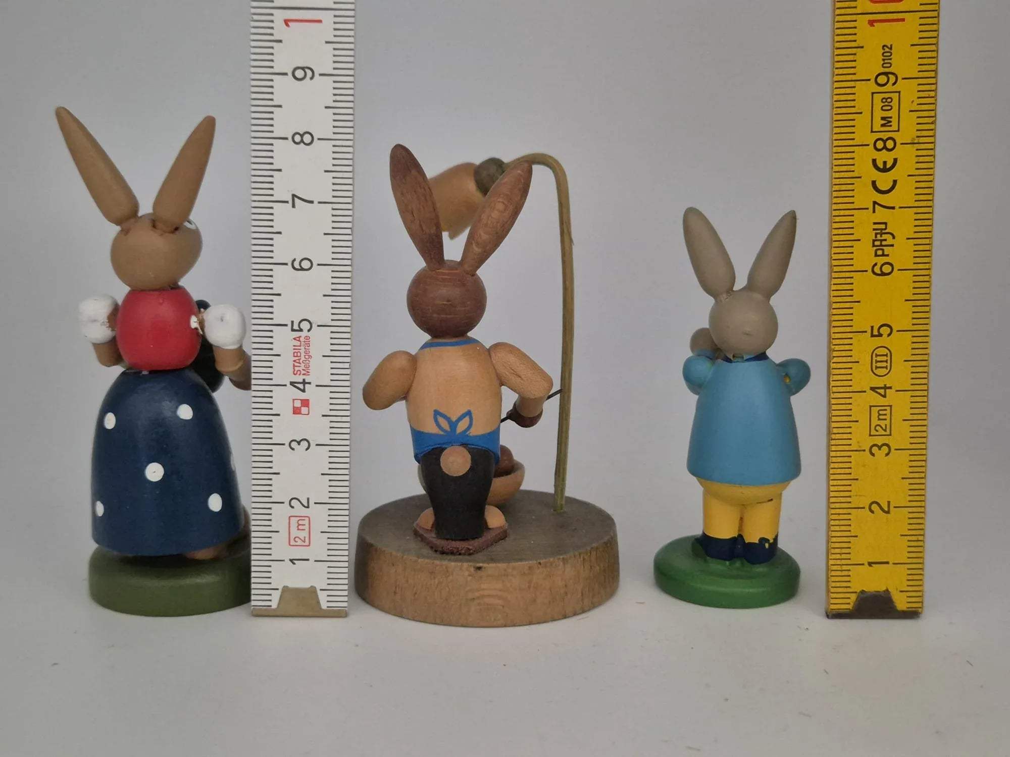 3 Holz Osterhasen Figuren – Konvolut