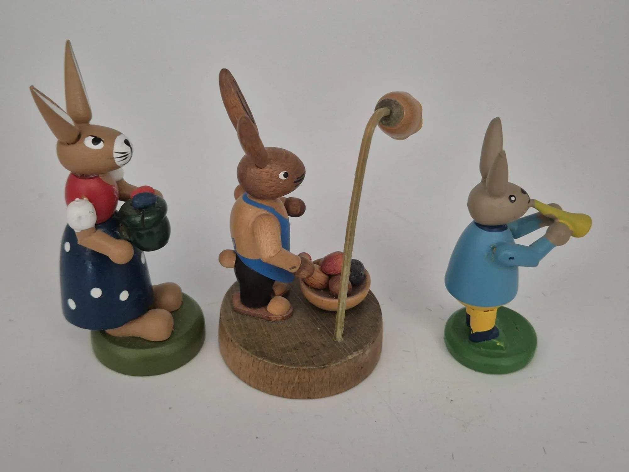 3 Holz Osterhasen Figuren – Konvolut