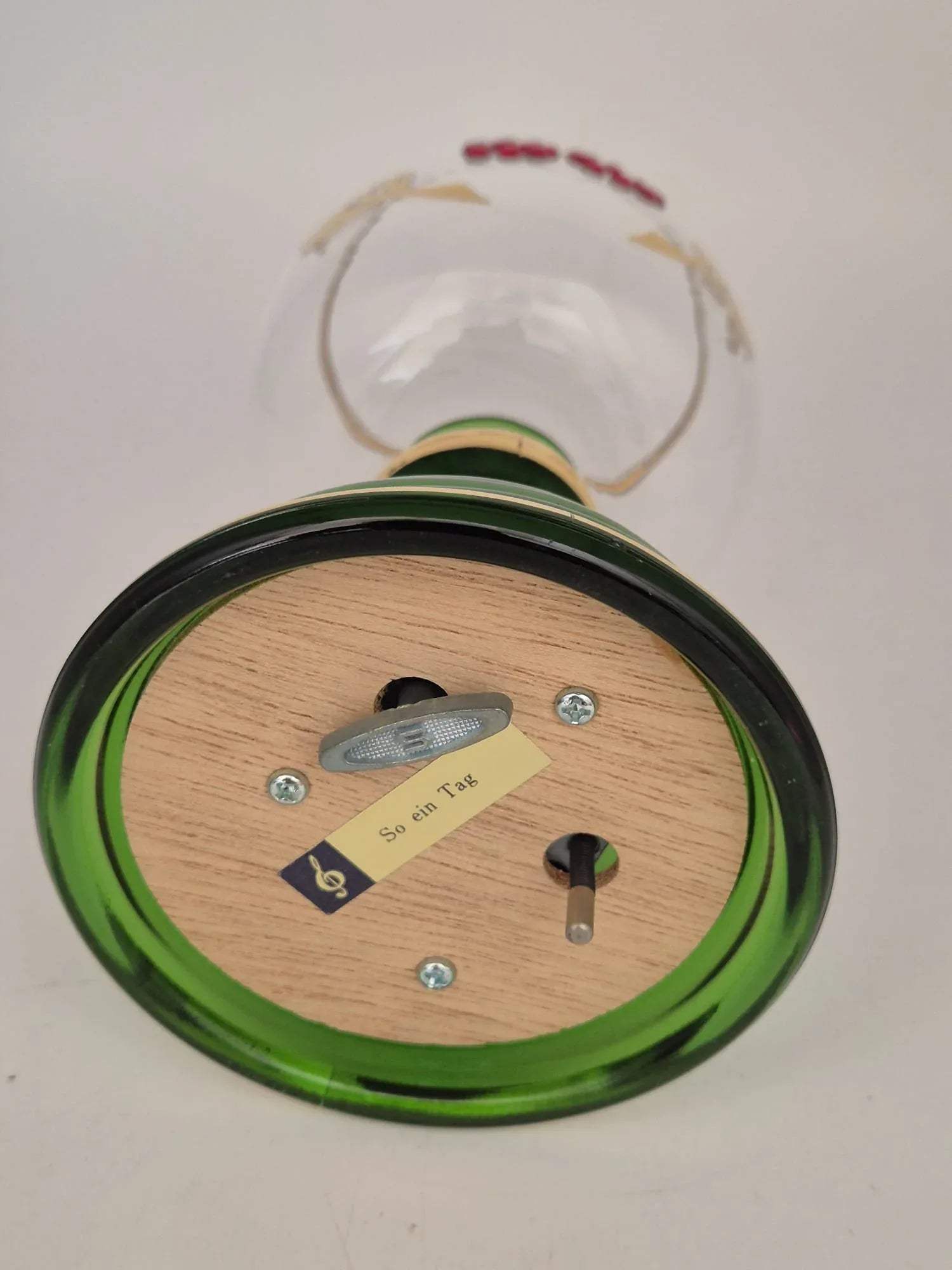 Römer mit Golddekor, grünem Fuß und Spieluhr