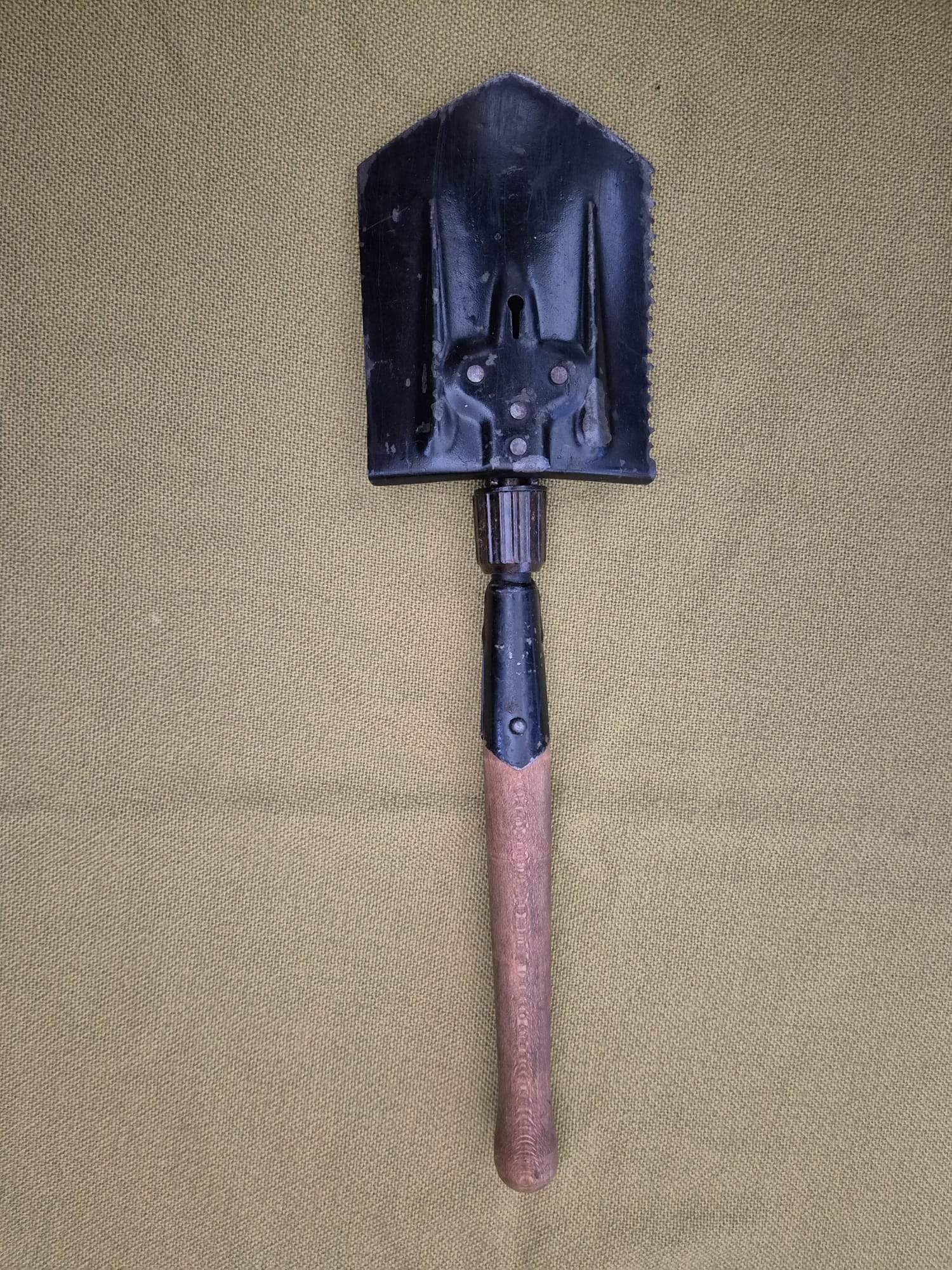 DDR Klappspaten mit Holzgriff und Sägekante
