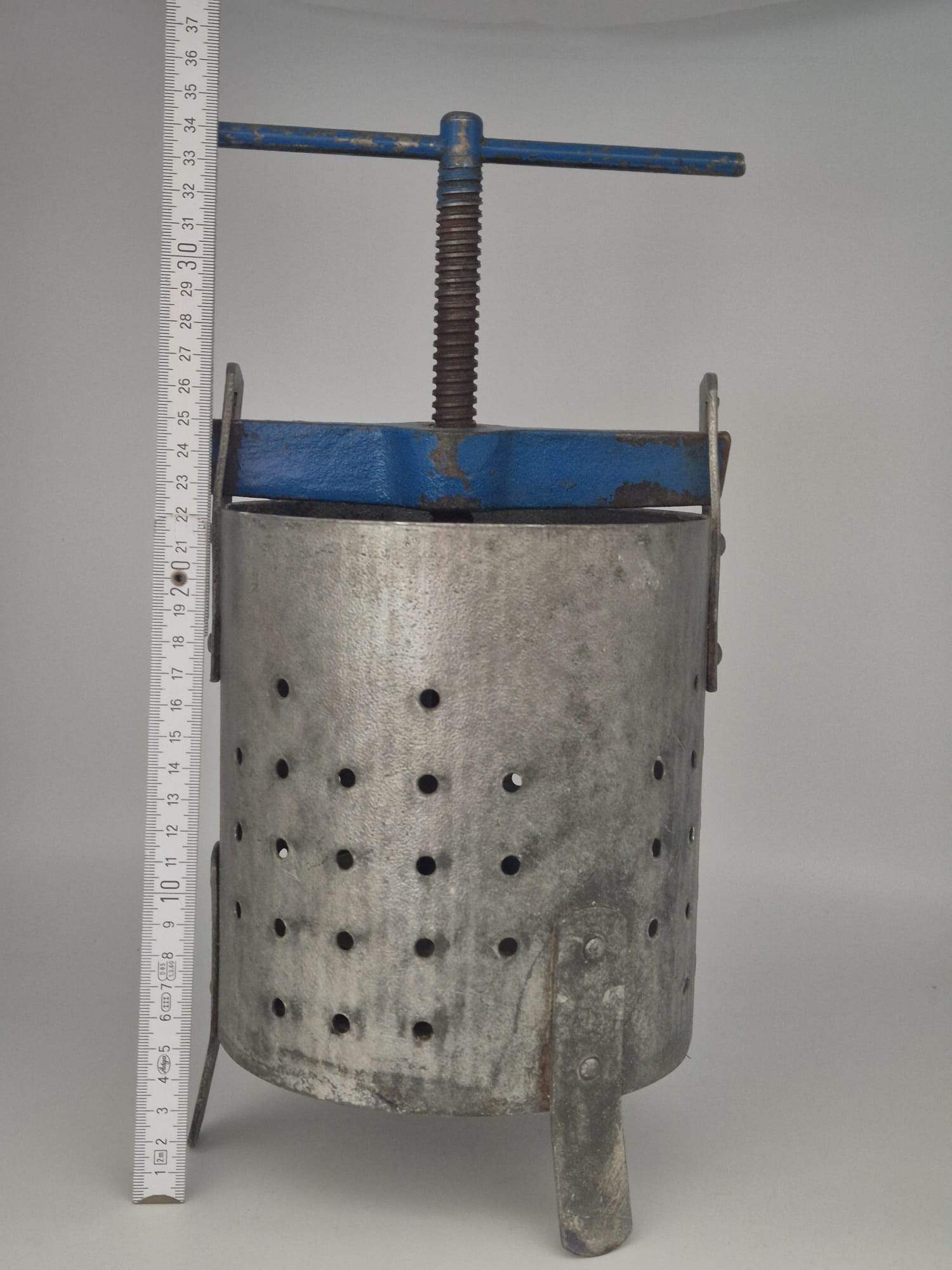 Original Thüringer Kloßpresse / Spindelpresse aus Metall mit Holzstempel