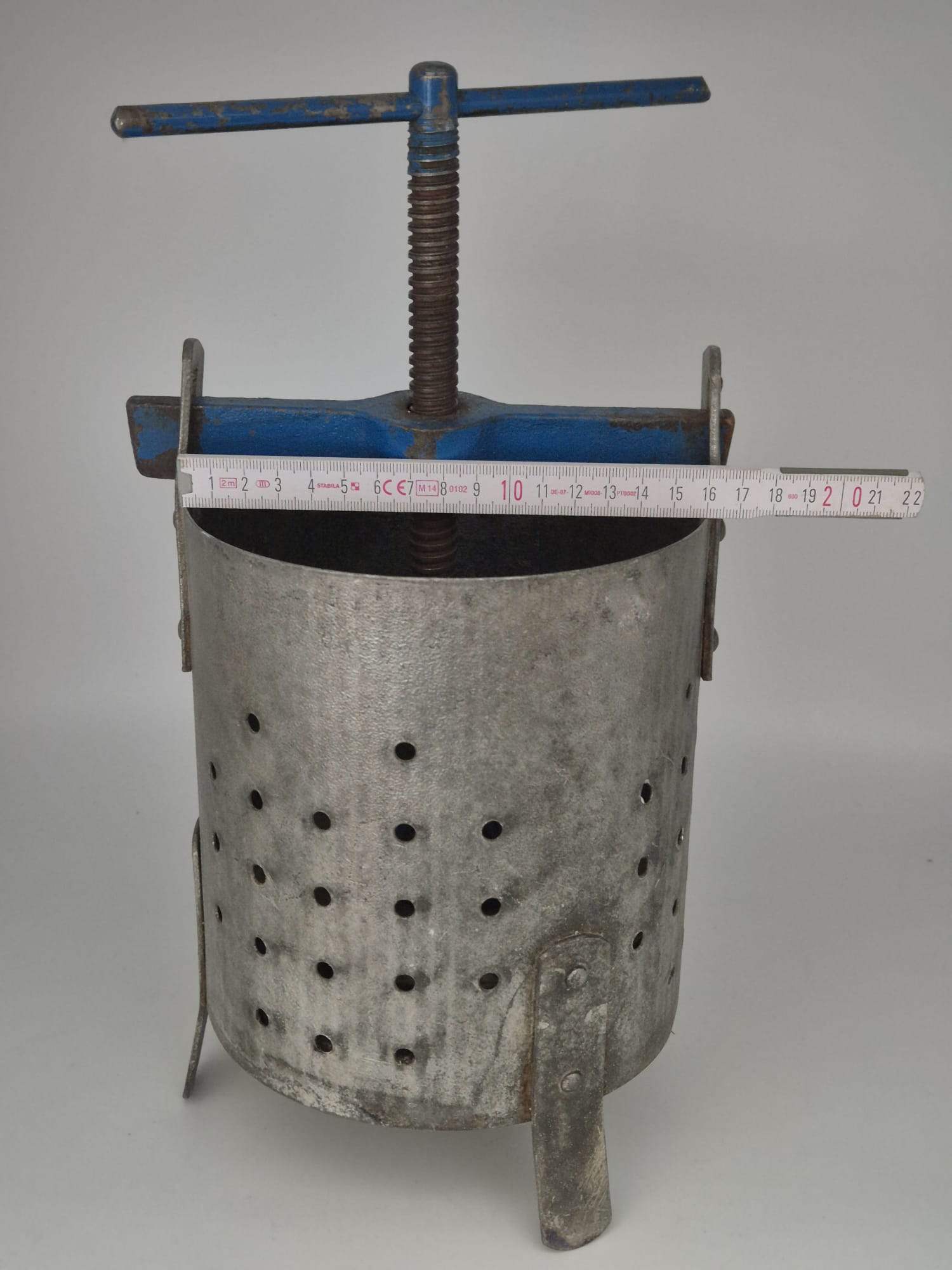 Original Thüringer Kloßpresse / Spindelpresse aus Metall mit Holzstempel