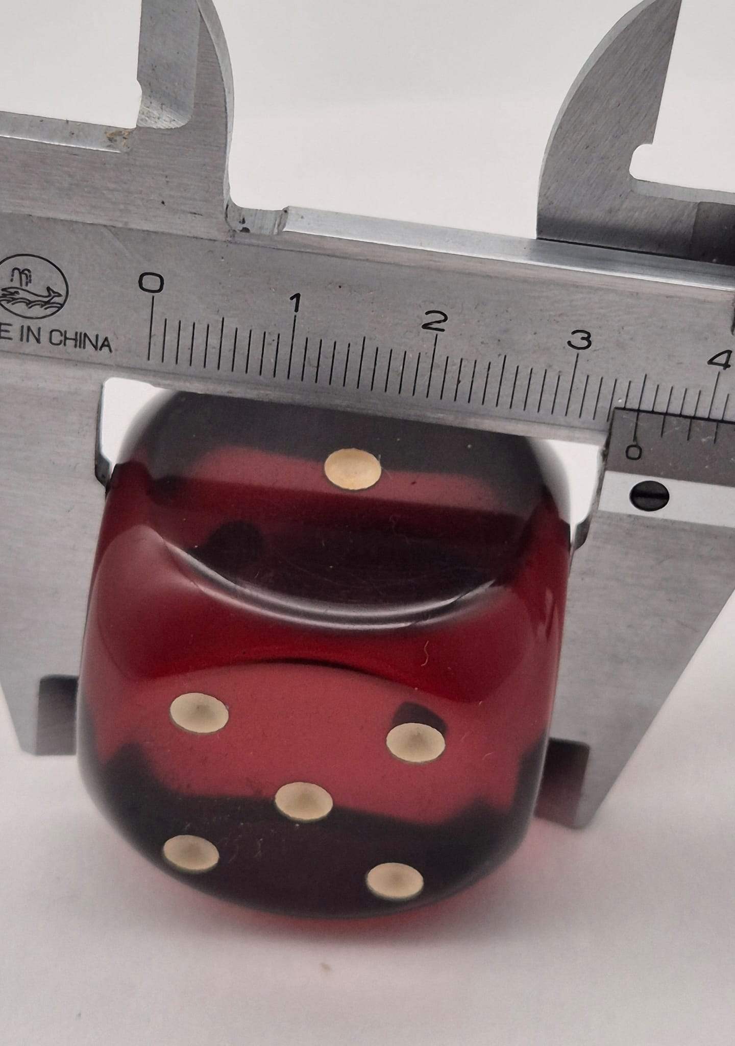 DDR Bakelit / Kunstharz Würfel rot transparent 35mm