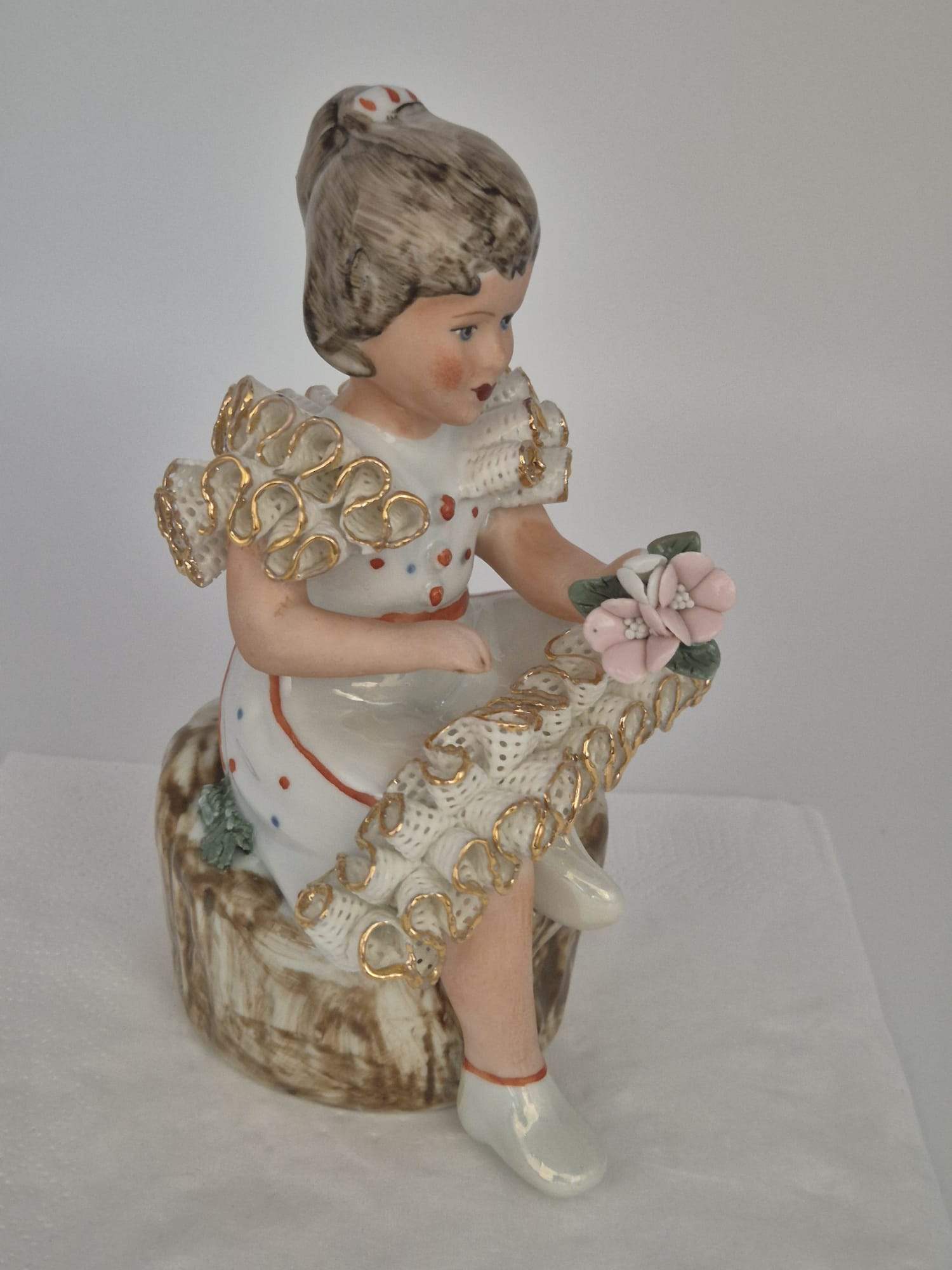 Roceram Romania Porzellanfigur Mädchen mit Blumen – Spitzenkleid Golddekor