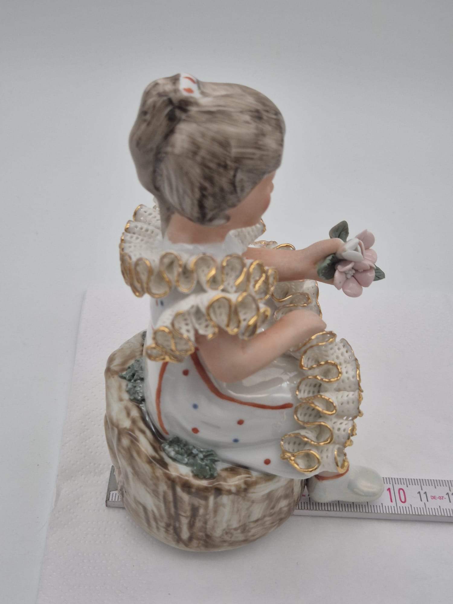 Roceram Romania Porzellanfigur Mädchen mit Blumen – Spitzenkleid Golddekor