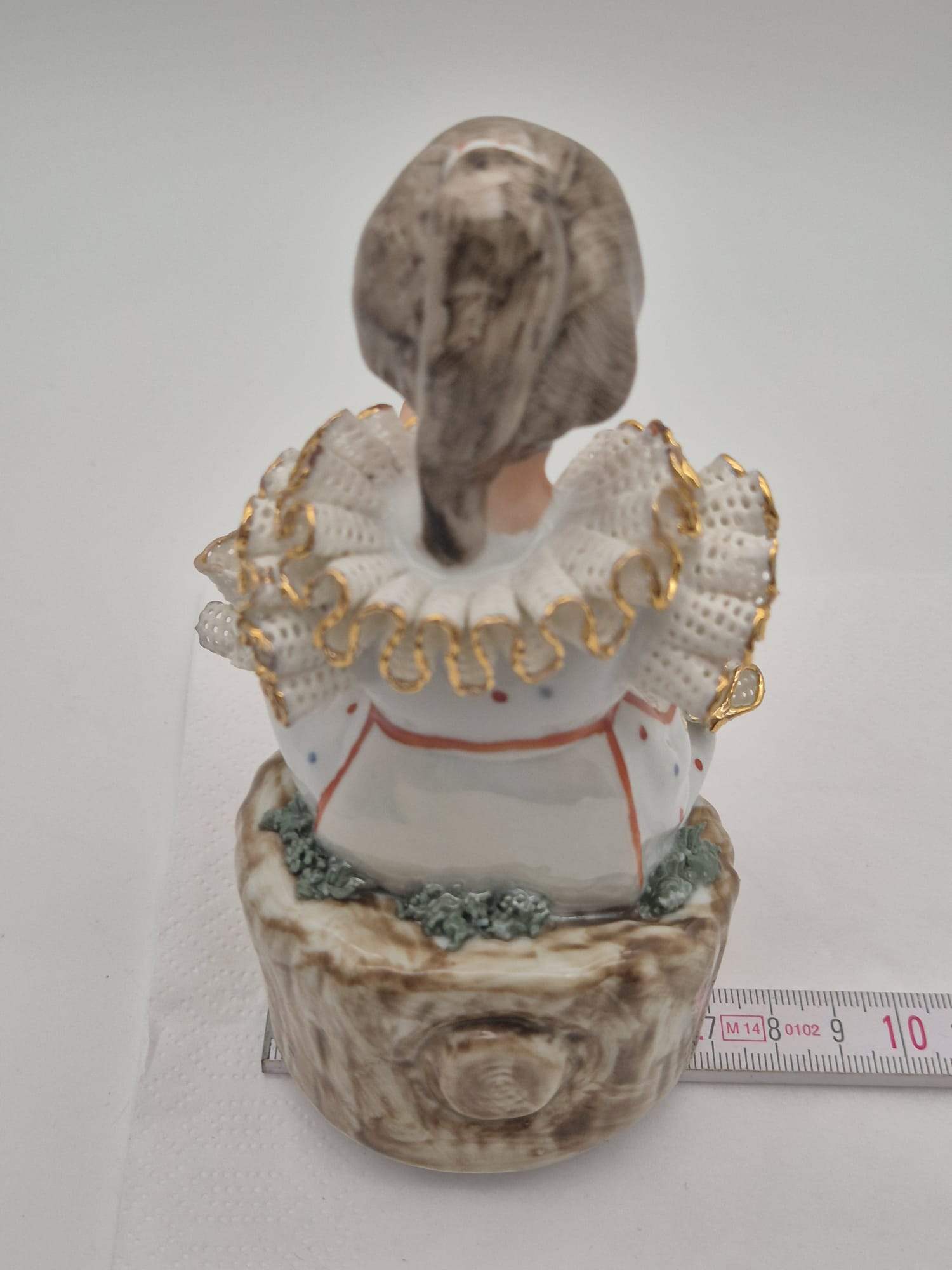 Roceram Romania Porzellanfigur Mädchen mit Blumen – Spitzenkleid Golddekor