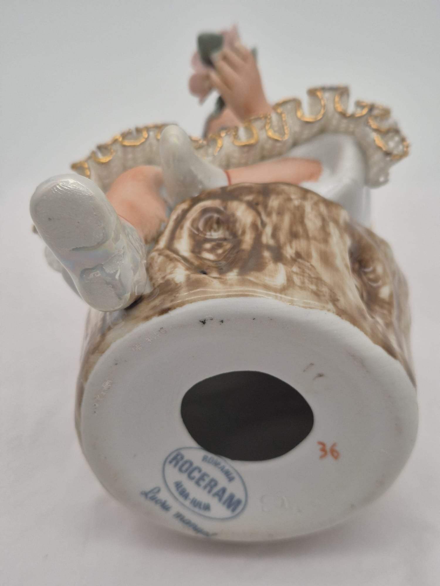 Roceram Romania Porzellanfigur Mädchen mit Blumen – Spitzenkleid Golddekor