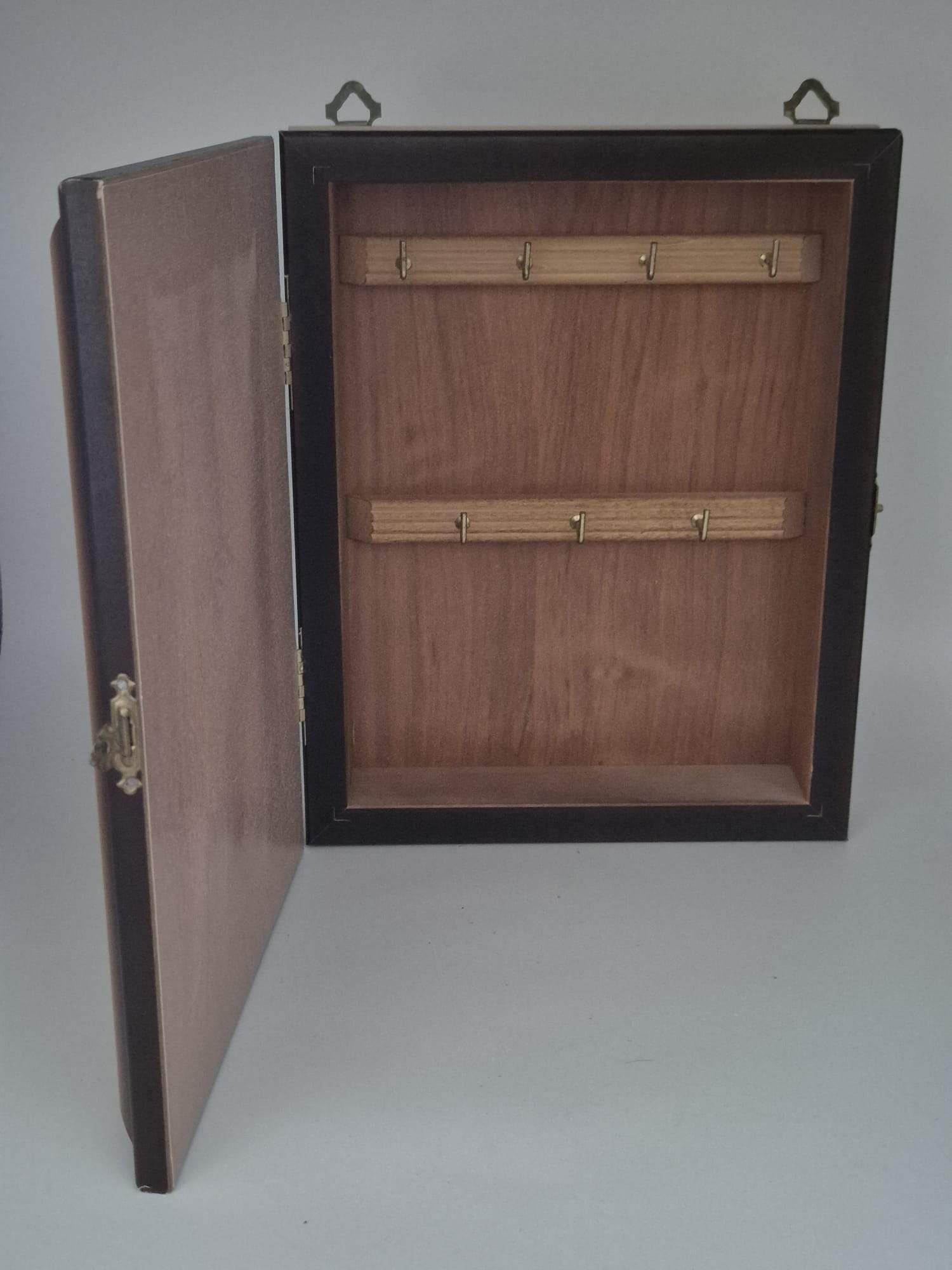 Schlüsselkasten mit Schokoladenmädchen Motiv – Holzrahmen
