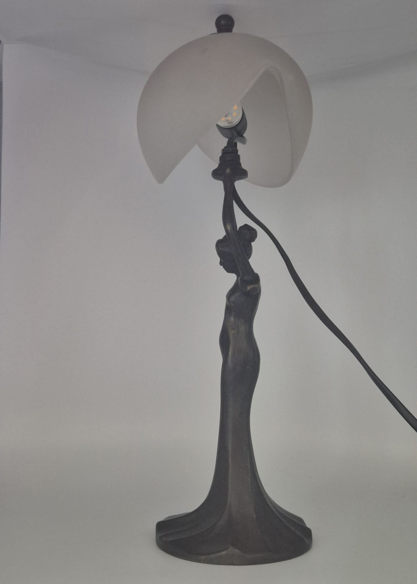 Jugendstil Tischlampe „Made in Italy“ mit Frauenfigur