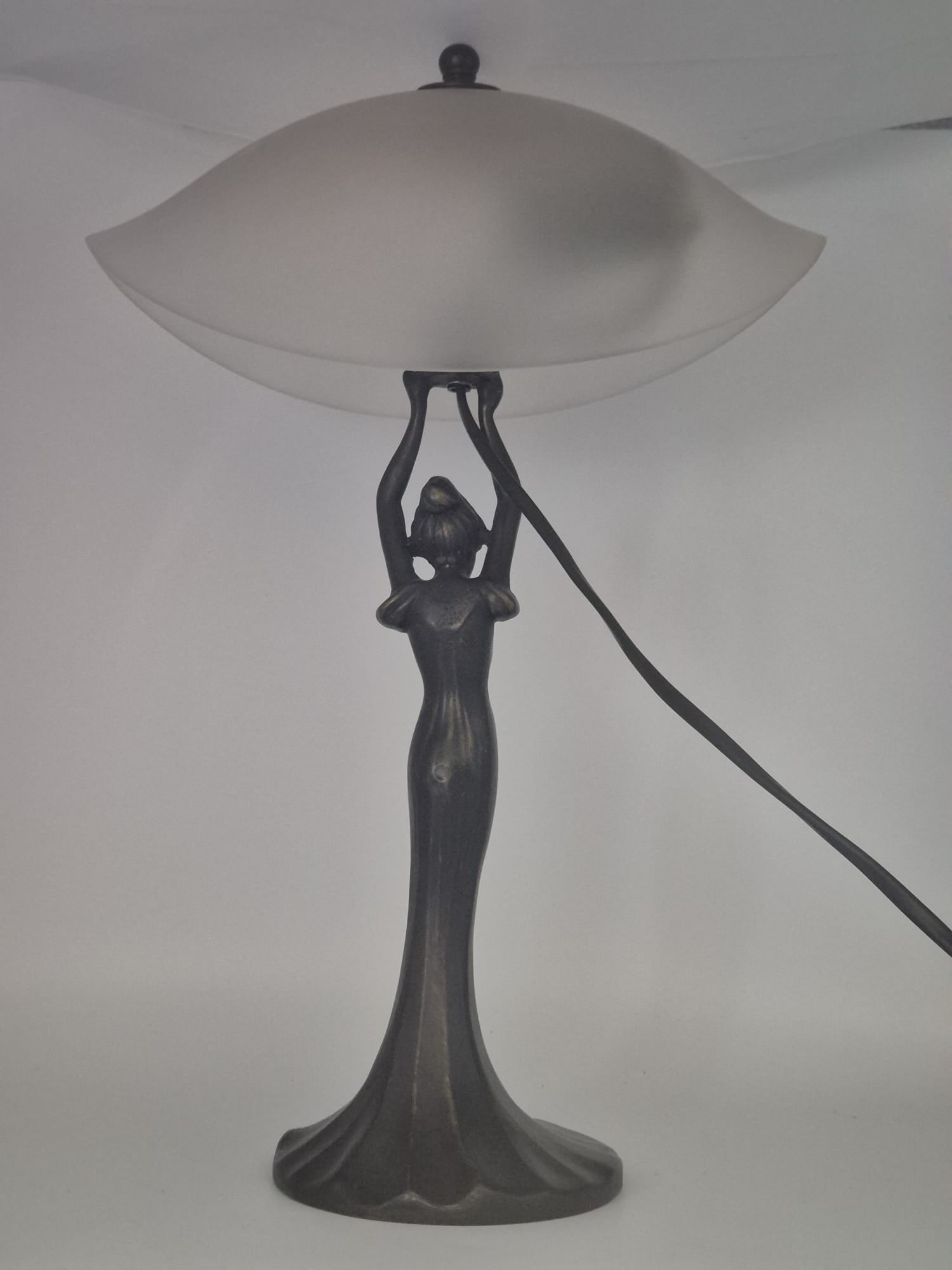 Jugendstil Tischlampe „Made in Italy“ mit Frauenfigur