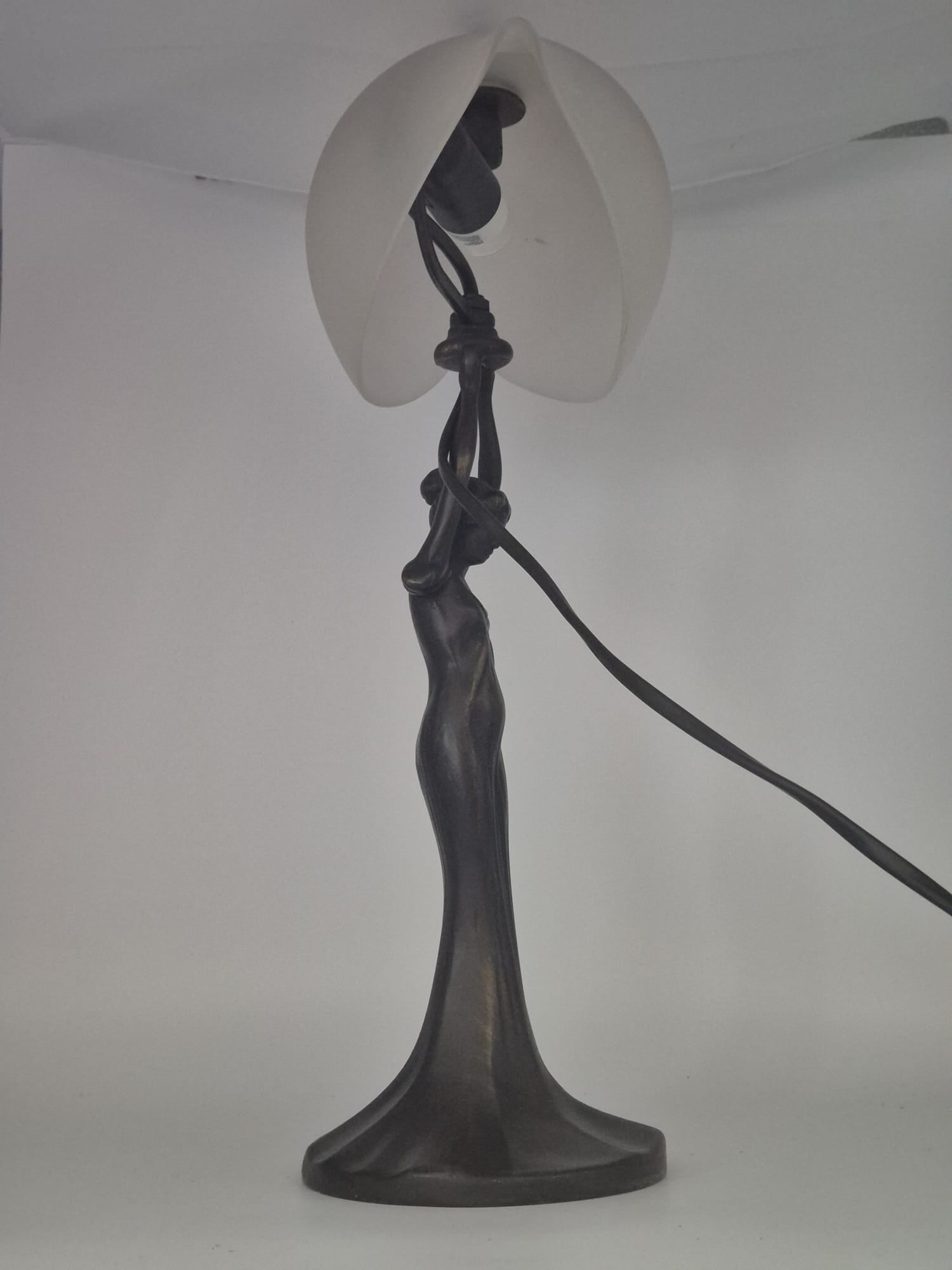 Jugendstil Tischlampe „Made in Italy“ mit Frauenfigur