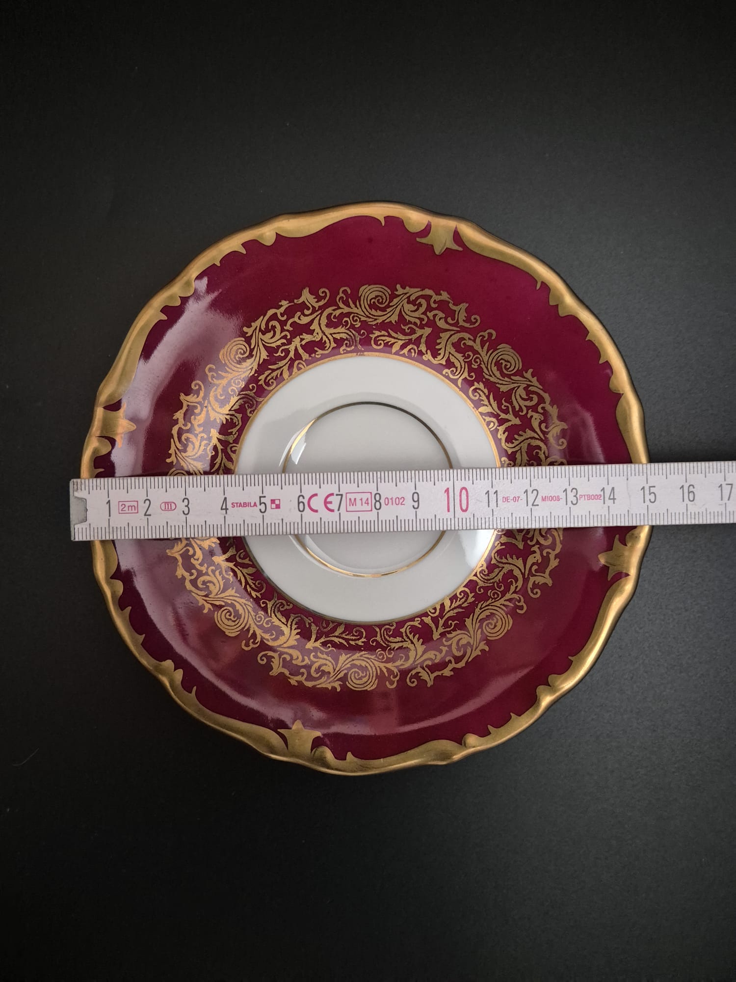 5 Reichenbacher Porzellan Untertassen / Untersetzer Bordeaux-Golddekor