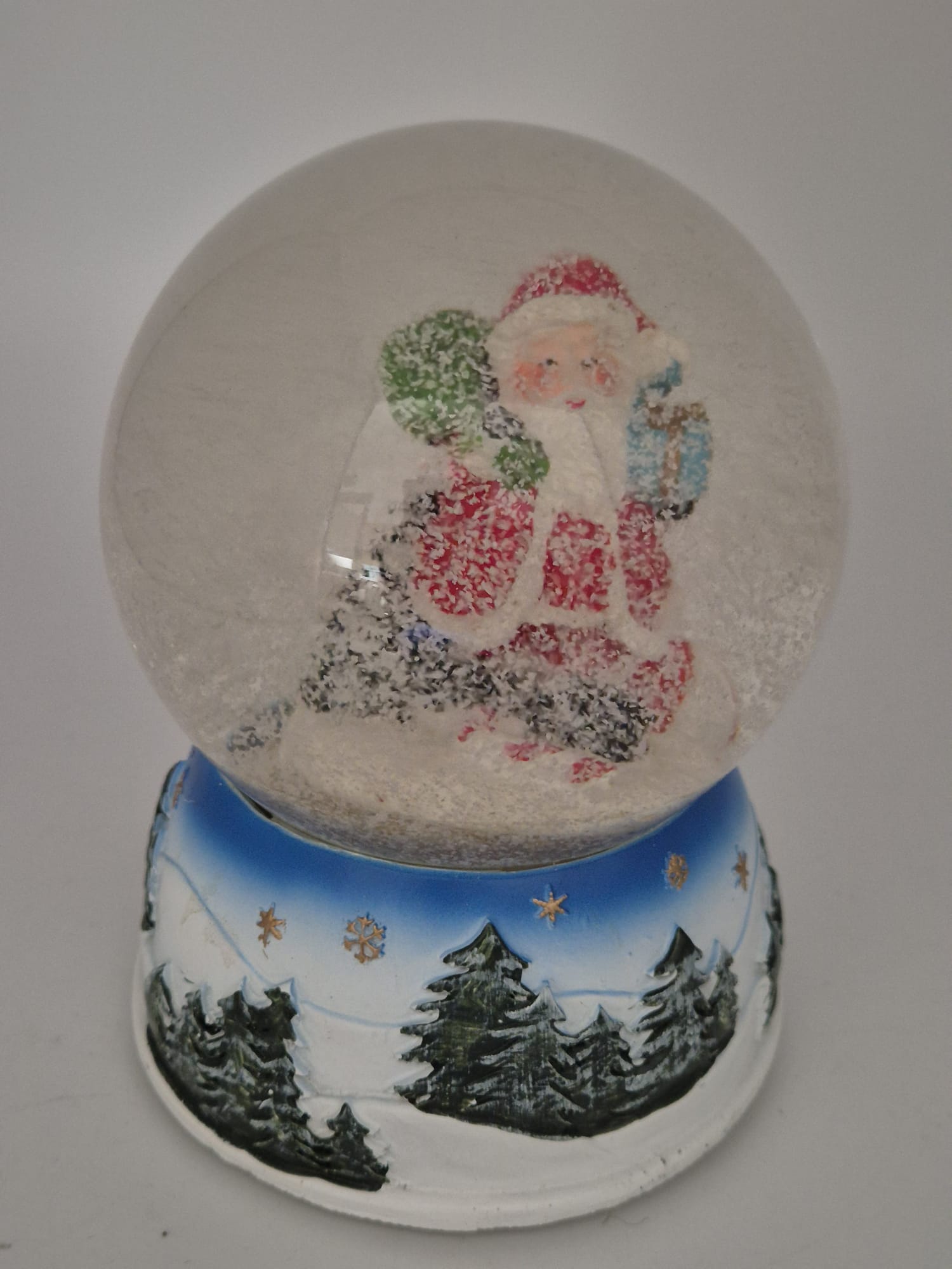 Schneekugel Spieluhr Weihnachtsmann mit Geschenken – ca. 13 cm