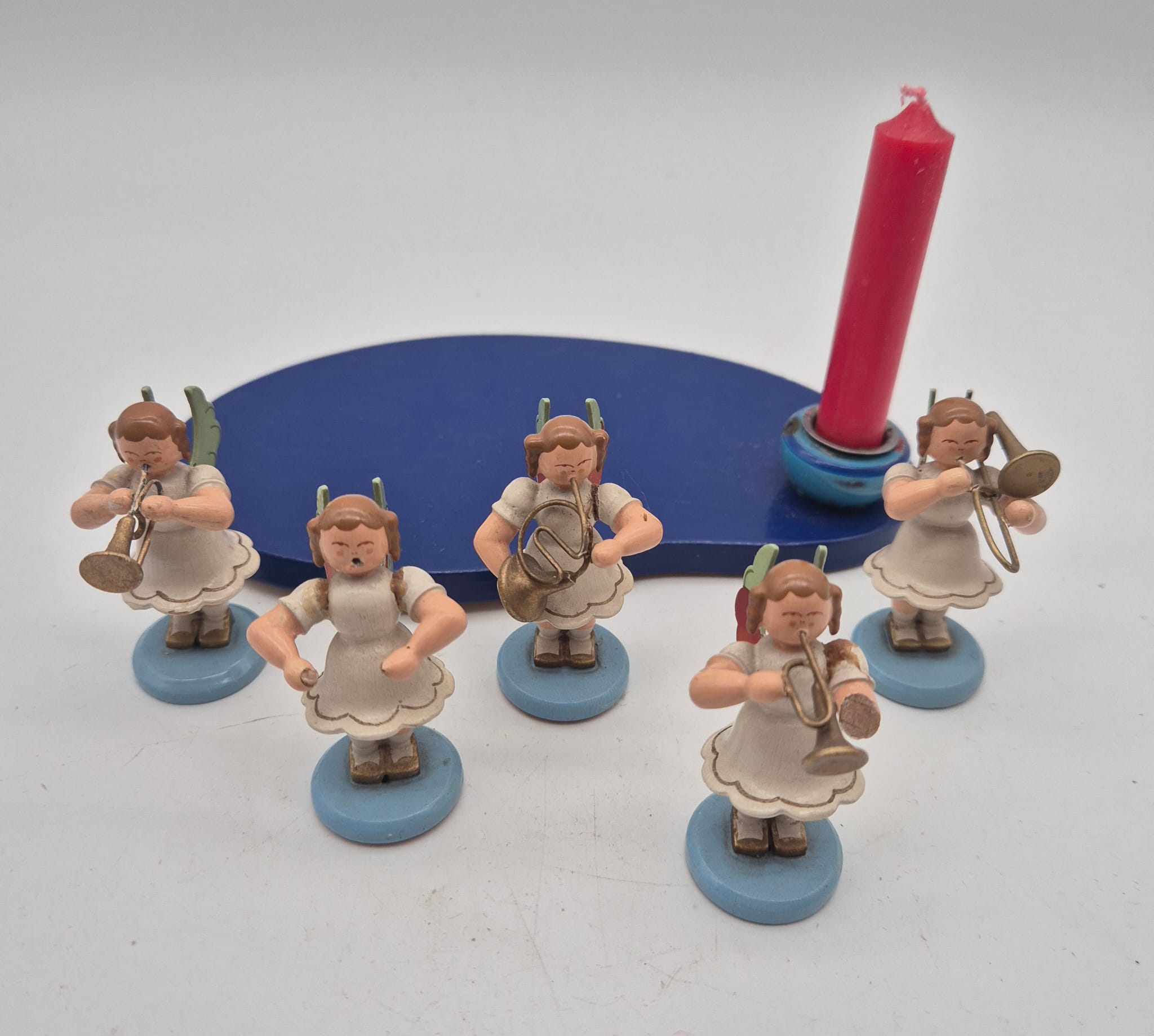 5 musizierende Engel mit Kerzenhalter auf Holzsockel