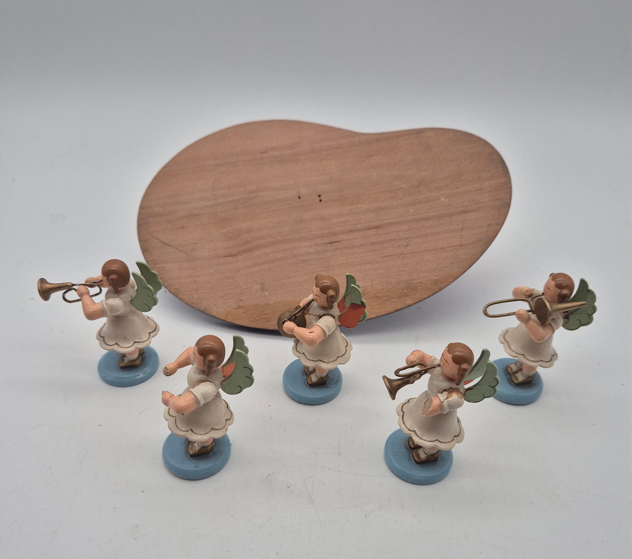 5 musizierende Engel mit Kerzenhalter auf Holzsockel
