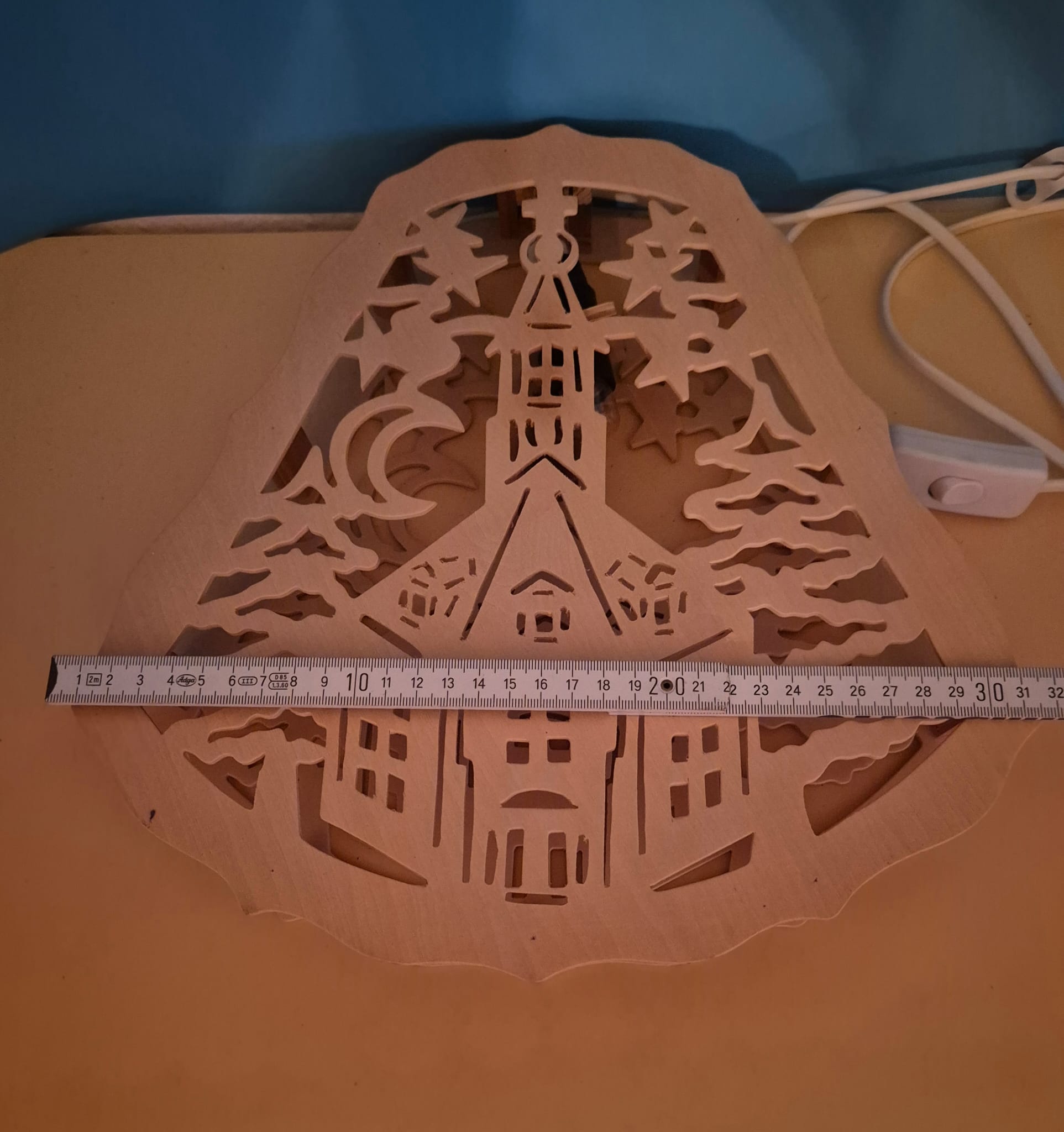 Beleuchtetes Holz-Fensterbild Kirche mit Mond & Sternen ca. 30 × 30 cm