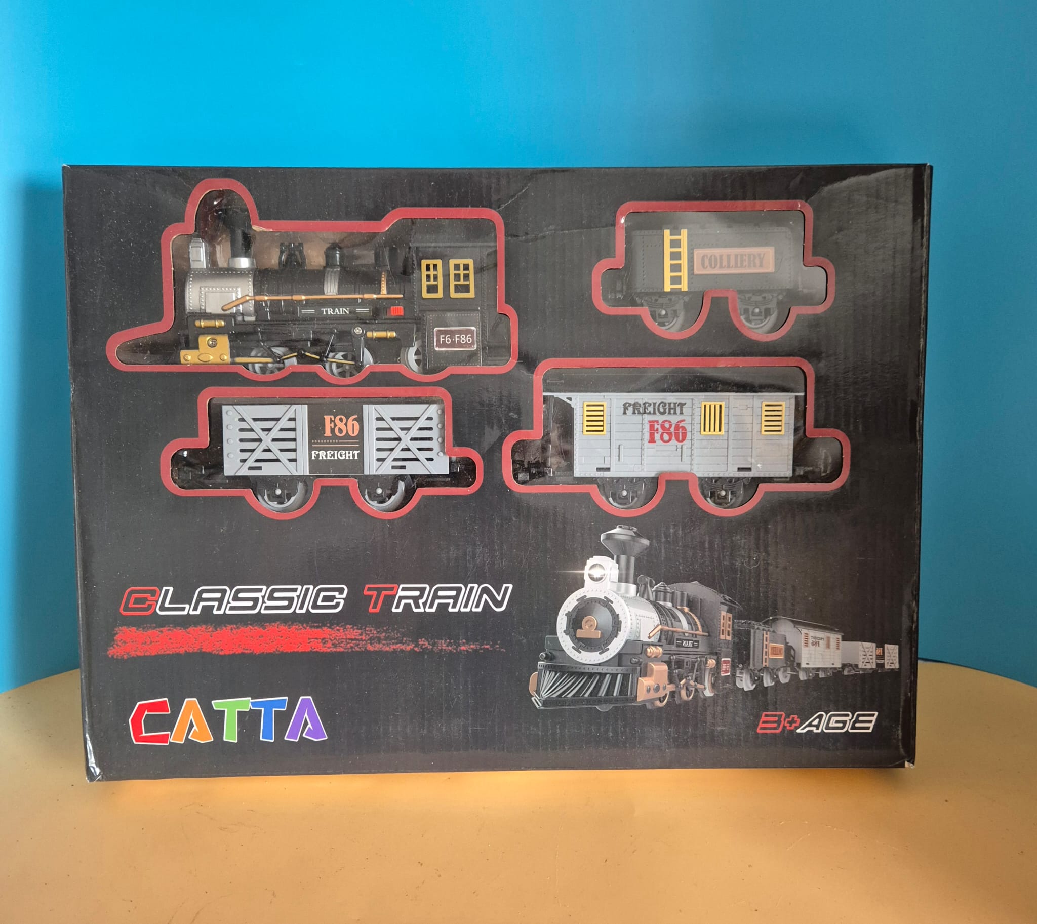 CATTA Classic Train elektrische Spielzeugeisenbahn mit Lok, 3 Waggons & Schienen