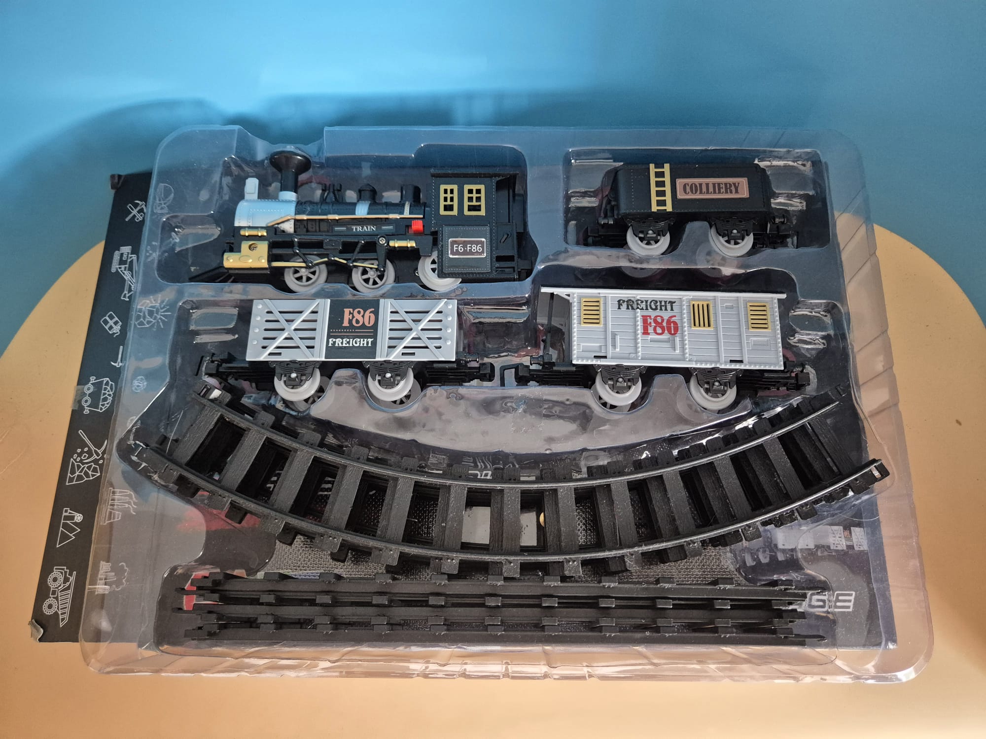 CATTA Classic Train elektrische Spielzeugeisenbahn mit Lok, 3 Waggons & Schienen