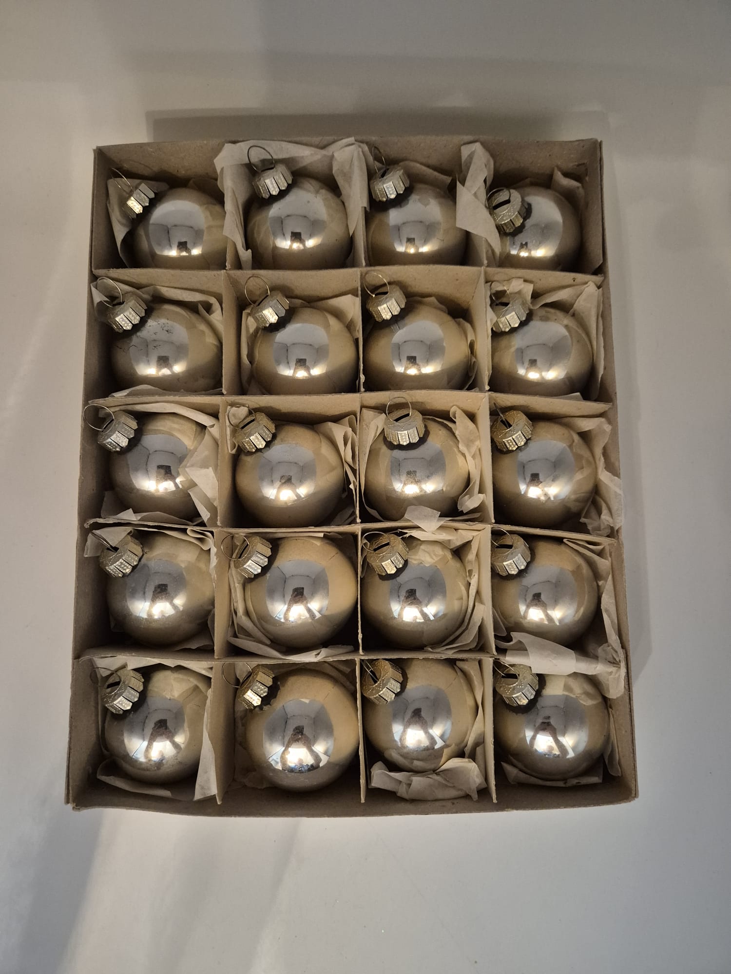 20 DDR Weihnachtskugeln Silber – Ø ca. 5 cm – Originalverpackung