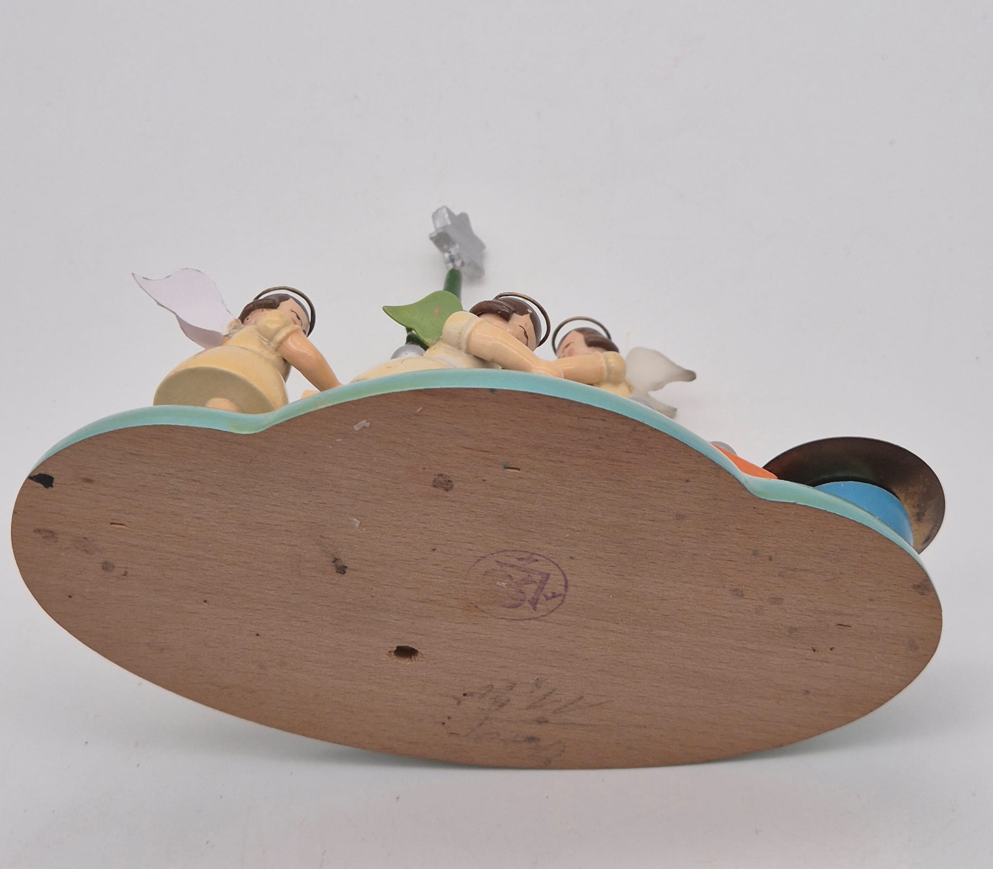 Alte Engelgruppe Volkskunst Franz Karl beim Schmücken des Weihnachtsbaums – Holzfigur mit Kerzenhalter