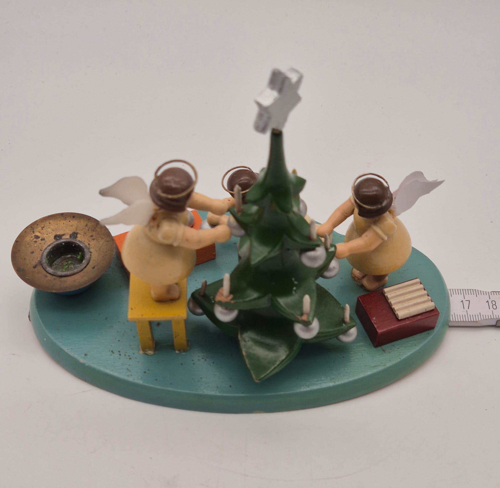 Alte Engelgruppe Volkskunst Franz Karl beim Schmücken des Weihnachtsbaums – Holzfigur mit Kerzenhalter