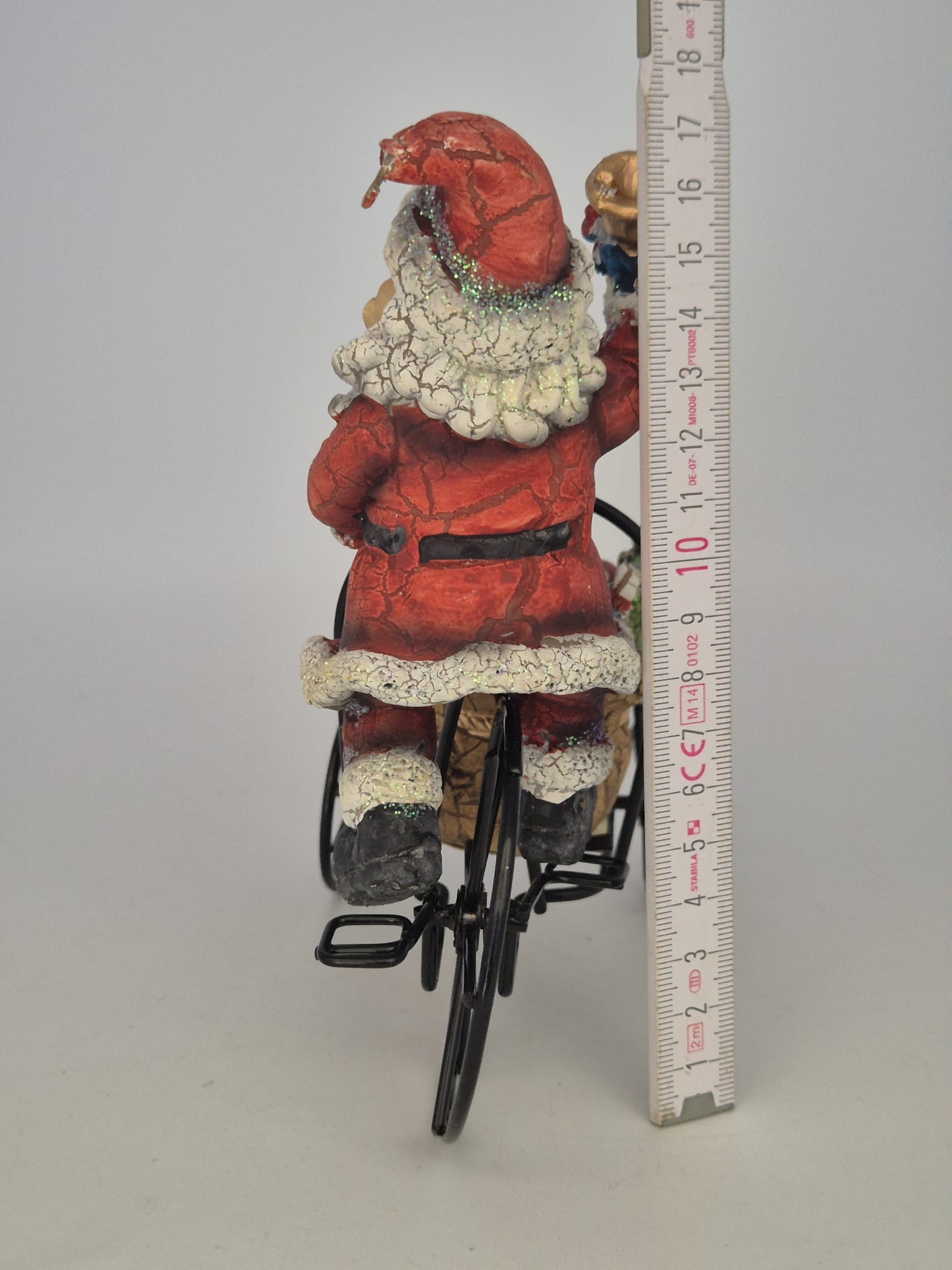 Amsel Weihnachtsmann auf Dreirad – Weihnachtsdeko aus Kunstharz & Metall