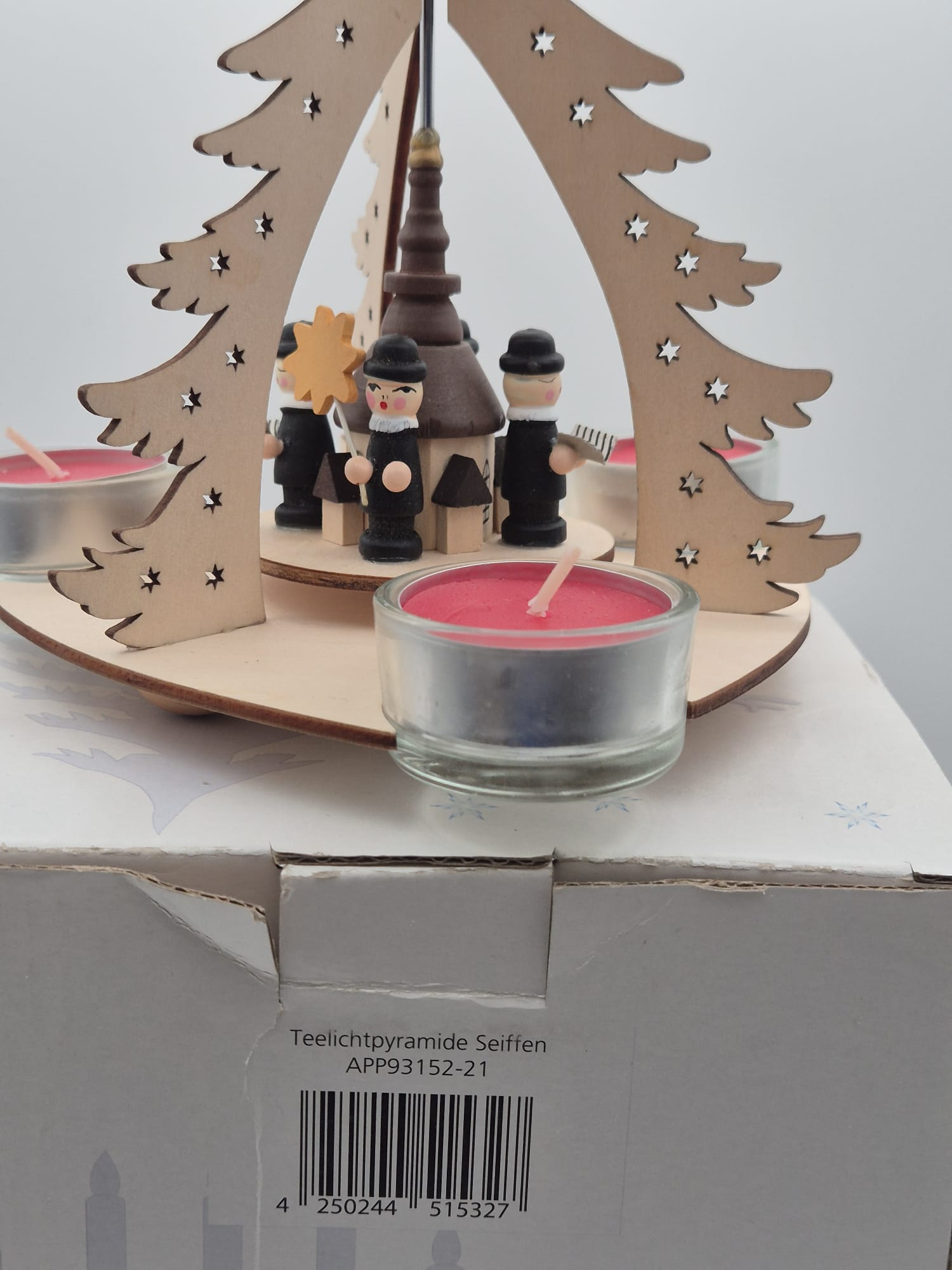 Teelichtpyramide aus Holz mit Kurrendesängern – Winterzauber
